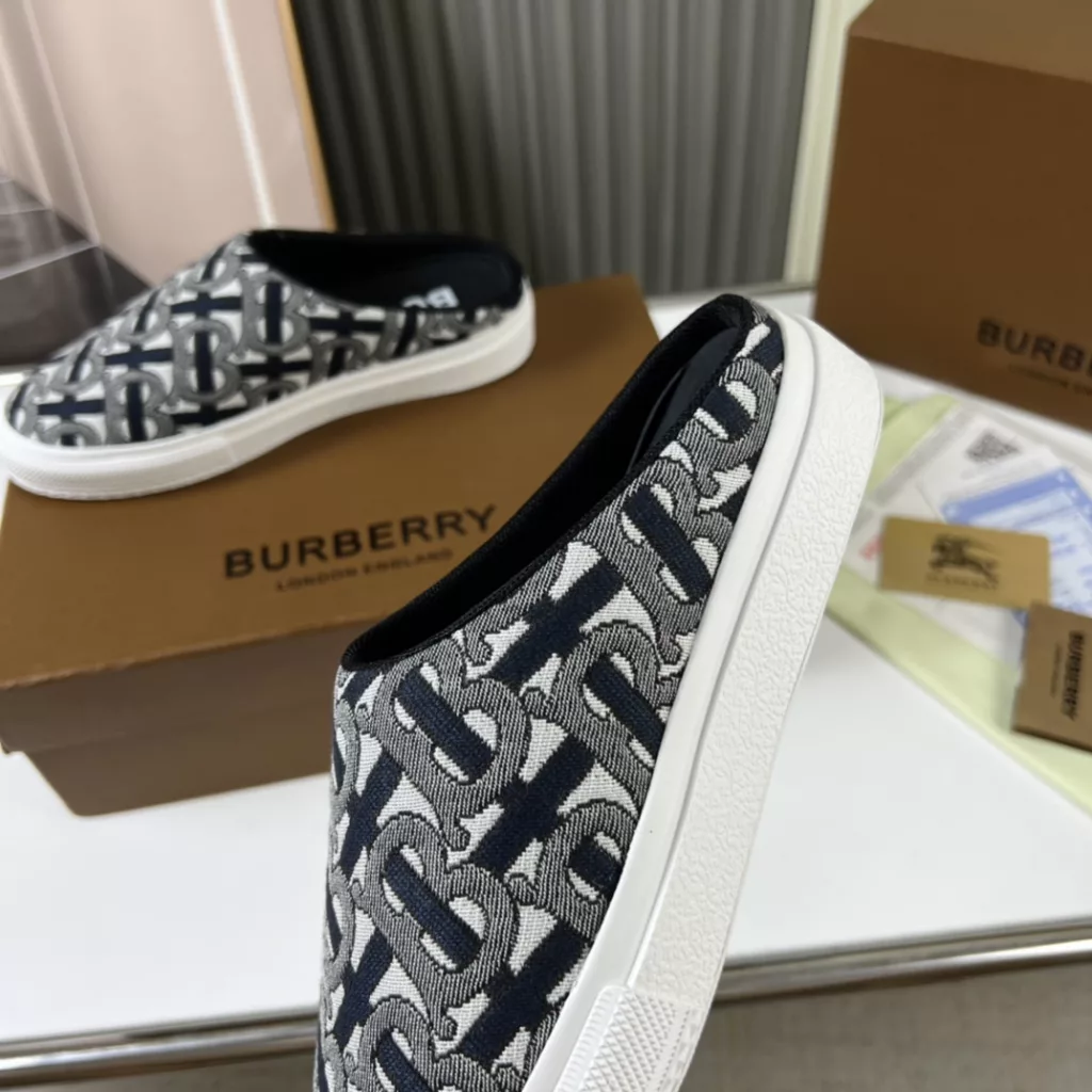 🔥 Burberry. Official website 1:1 couples explosive hot 👩‍❤️‍👨 TB LOGO exclusive label pattern, classic hemp woven shoes, using flexible sheepskin material, TB decorative exclusive logo pattern.<br>Upper: 100% original fabric<br>Lining: 100% sheepskin<br>Sole: 100% rubber / PU<br>SIZE : 35-46 (45.46 non-refundable)