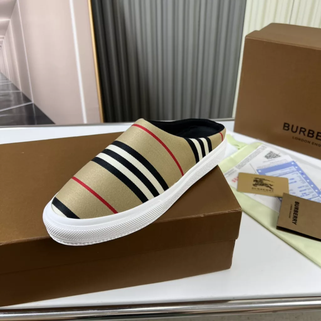 🔥 Burberry. Official website 1:1 couples explosive hot 👩‍❤️‍👨 TB LOGO exclusive label pattern, classic hemp woven shoes, using flexible sheepskin material, TB decorative exclusive logo pattern.<br>Upper: 100% original fabric<br>Lining: 100% sheepskin<br>Sole: 100% rubber / PU<br>SIZE : 35-46 (45.46 non-refundable)