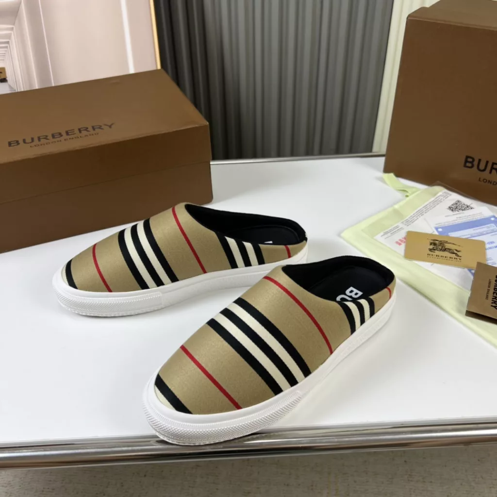 🔥 Burberry. Official website 1:1 couples explosive hot 👩‍❤️‍👨 TB LOGO exclusive label pattern, classic hemp woven shoes, using flexible sheepskin material, TB decorative exclusive logo pattern.<br>Upper: 100% original fabric<br>Lining: 100% sheepskin<br>Sole: 100% rubber / PU<br>SIZE : 35-46 (45.46 non-refundable)