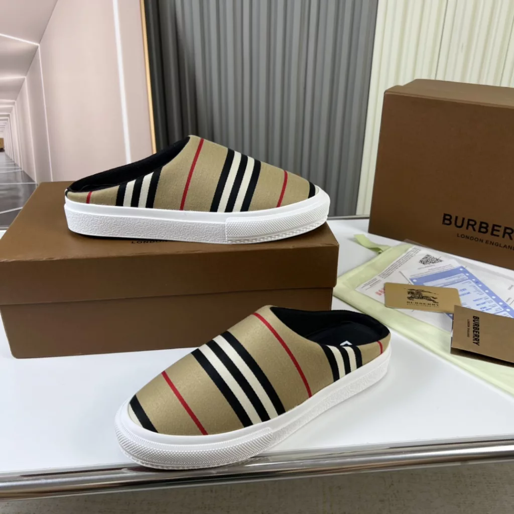 🔥 Burberry. Official website 1:1 couples explosive hot 👩‍❤️‍👨 TB LOGO exclusive label pattern, classic hemp woven shoes, using flexible sheepskin material, TB decorative exclusive logo pattern.<br>Upper: 100% original fabric<br>Lining: 100% sheepskin<br>Sole: 100% rubber / PU<br>SIZE : 35-46 (45.46 non-refundable)