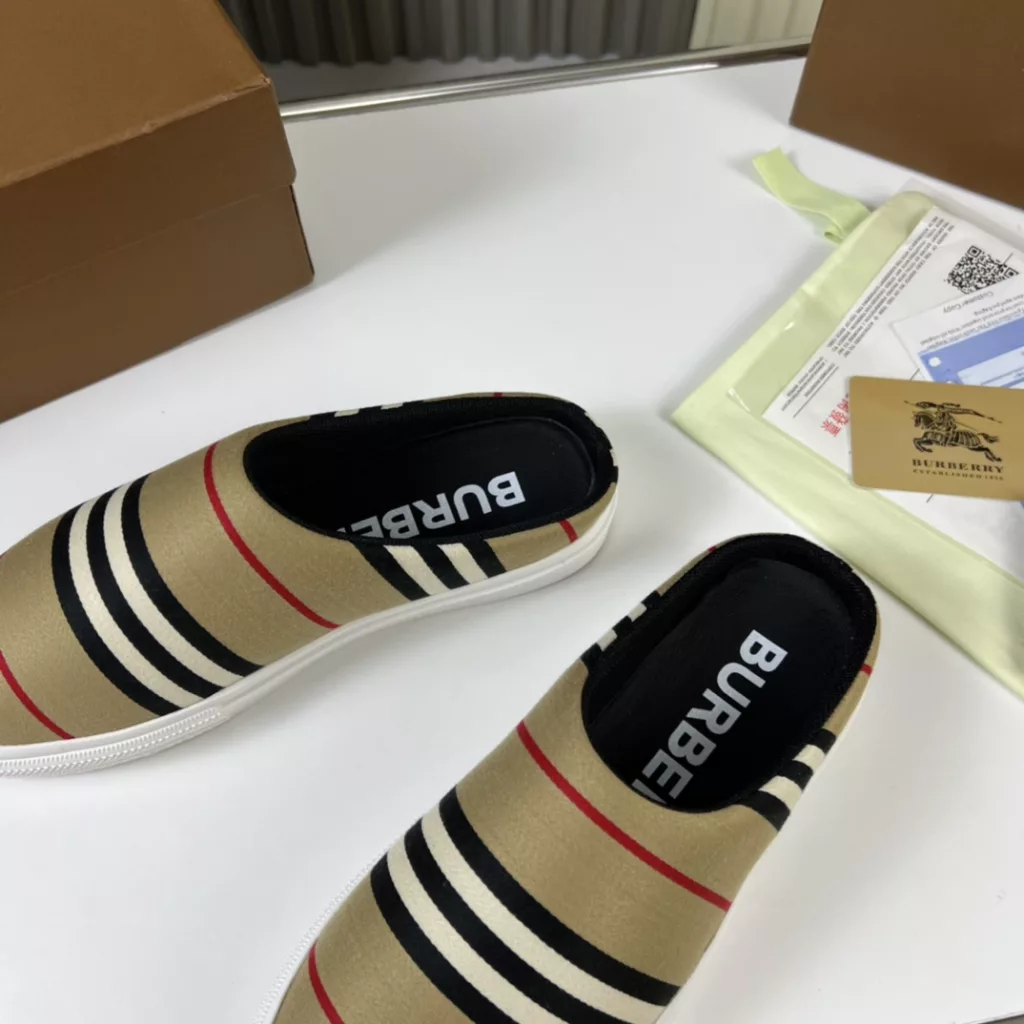 🔥 Burberry. Official website 1:1 couples explosive hot 👩‍❤️‍👨 TB LOGO exclusive label pattern, classic hemp woven shoes, using flexible sheepskin material, TB decorative exclusive logo pattern.<br>Upper: 100% original fabric<br>Lining: 100% sheepskin<br>Sole: 100% rubber / PU<br>SIZE : 35-46 (45.46 non-refundable)