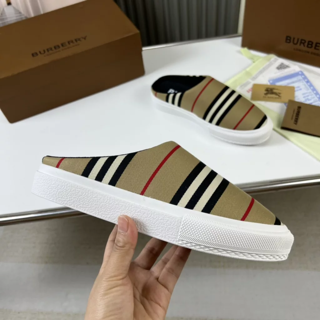 🔥 Burberry. Official website 1:1 couples explosive hot 👩‍❤️‍👨 TB LOGO exclusive label pattern, classic hemp woven shoes, using flexible sheepskin material, TB decorative exclusive logo pattern.<br>Upper: 100% original fabric<br>Lining: 100% sheepskin<br>Sole: 100% rubber / PU<br>SIZE : 35-46 (45.46 non-refundable)