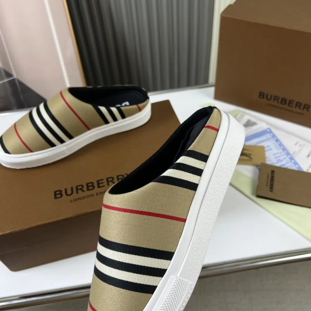 🔥 Burberry. Official website 1:1 couples explosive hot 👩‍❤️‍👨 TB LOGO exclusive label pattern, classic hemp woven shoes, using flexible sheepskin material, TB decorative exclusive logo pattern.<br>Upper: 100% original fabric<br>Lining: 100% sheepskin<br>Sole: 100% rubber / PU<br>SIZE : 35-46 (45.46 non-refundable)