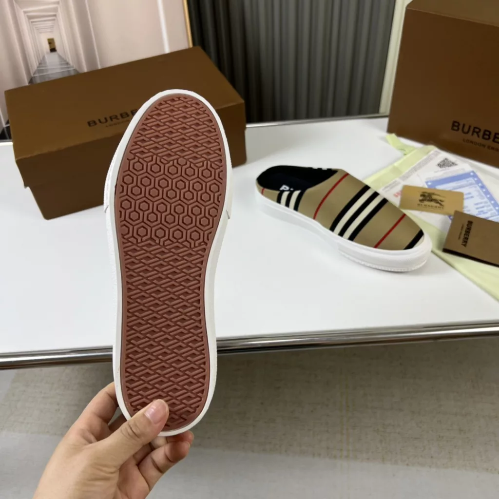 🔥 Burberry. Official website 1:1 couples explosive hot 👩‍❤️‍👨 TB LOGO exclusive label pattern, classic hemp woven shoes, using flexible sheepskin material, TB decorative exclusive logo pattern.<br>Upper: 100% original fabric<br>Lining: 100% sheepskin<br>Sole: 100% rubber / PU<br>SIZE : 35-46 (45.46 non-refundable)