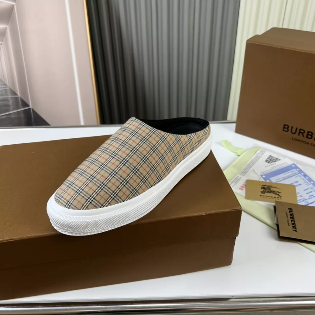 🔥 Burberry. Official website 1:1 couples explosive hot 👩‍❤️‍👨 TB LOGO exclusive label pattern, classic hemp woven shoes, using flexible sheepskin material, TB decorative exclusive logo pattern.<br>Upper: 100% original fabric<br>Lining: 100% sheepskin<br>Sole: 100% rubber / PU<br>SIZE : 35-46 (45.46 non-refundable)