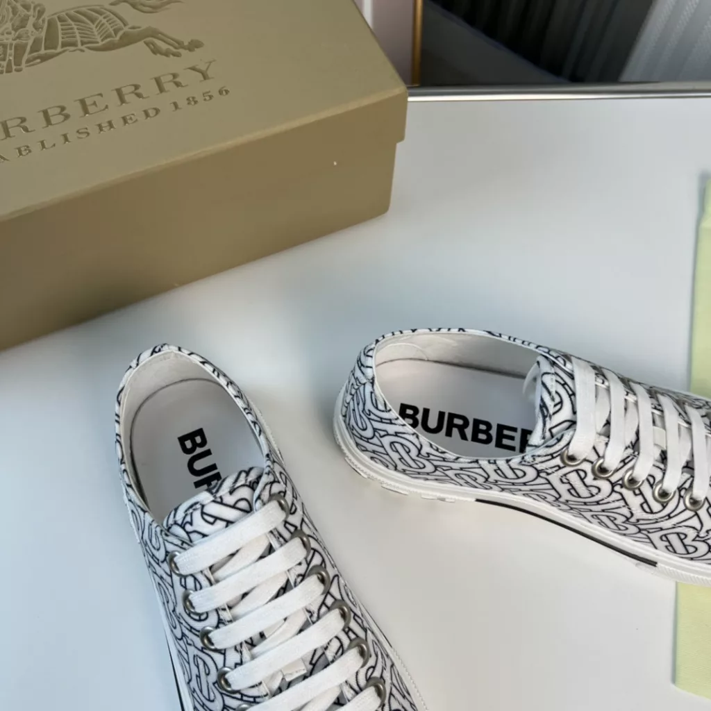 Burberry.Burberry. Classic logo print two-color cotton gabardine 💑 Couple pop casual canvas shoes 🌈<br>The outer side of the shoe is decorated with the BURBERRY monogram print logo, the outsole and the upper each occupy half of the contrasting tonal design, bringing a distinctive visual impact 💥💥💥<br>Special custom fabric upper, imported sheepskin lining, original rubber outsole<br>High-end custom version [substitute version<br>SIZE: women's 35-40. men's 39-44. (Women's 35 men's 38.45 custom-made. (No returns)