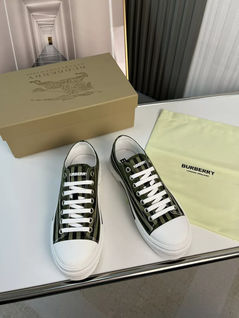 Burberry.Burberry. Classic logo print two-color cotton gabardine 💑 Couple pop casual canvas shoes 🌈<br>The outer side of the shoe is decorated with the BURBERRY monogram print logo, the outsole and the upper each occupy half of the contrasting tonal design, bringing a distinctive visual impact 💥💥💥<br>Special custom fabric upper, imported sheepskin lining, original rubber outsole<br>High-end custom version [substitute version<br>SIZE: women's 35-40. men's 39-44. (Women's 35 men's 38.45 custom-made. (No returns)