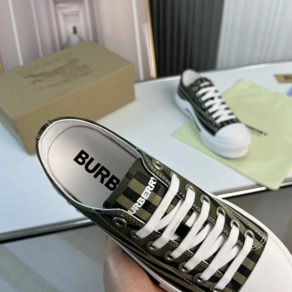 Burberry.Burberry. Classic logo print two-color cotton gabardine 💑 Couple pop casual canvas shoes 🌈<br>The outer side of the shoe is decorated with the BURBERRY monogram print logo, the outsole and the upper each occupy half of the contrasting tonal design, bringing a distinctive visual impact 💥💥💥<br>Special custom fabric upper, imported sheepskin lining, original rubber outsole<br>High-end custom version [substitute version<br>SIZE: women's 35-40. men's 39-44. (Women's 35 men's 38.45 custom-made. (No returns)