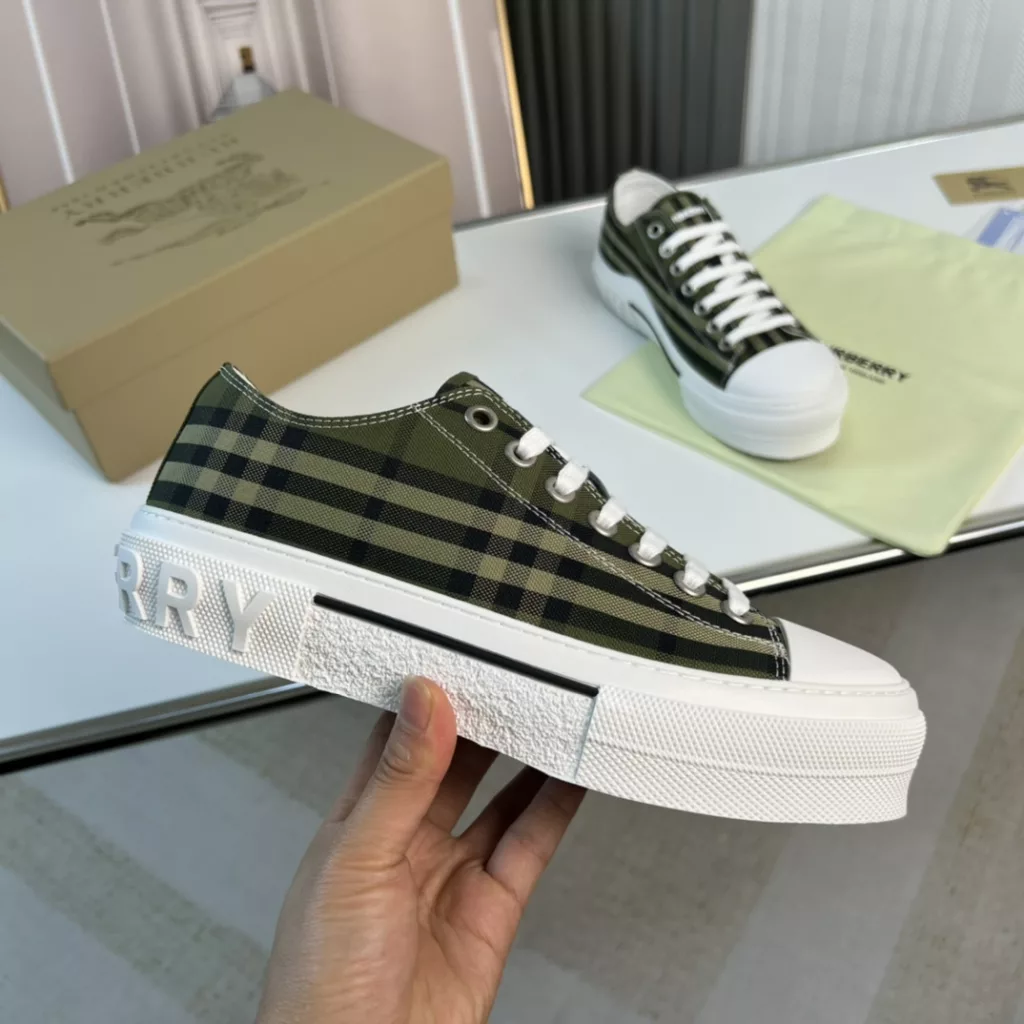 Burberry.Burberry. Classic logo print two-color cotton gabardine 💑 Couple pop casual canvas shoes 🌈<br>The outer side of the shoe is decorated with the BURBERRY monogram print logo, the outsole and the upper each occupy half of the contrasting tonal design, bringing a distinctive visual impact 💥💥💥<br>Special custom fabric upper, imported sheepskin lining, original rubber outsole<br>High-end custom version [substitute version<br>SIZE: women's 35-40. men's 39-44. (Women's 35 men's 38.45 custom-made. (No returns)