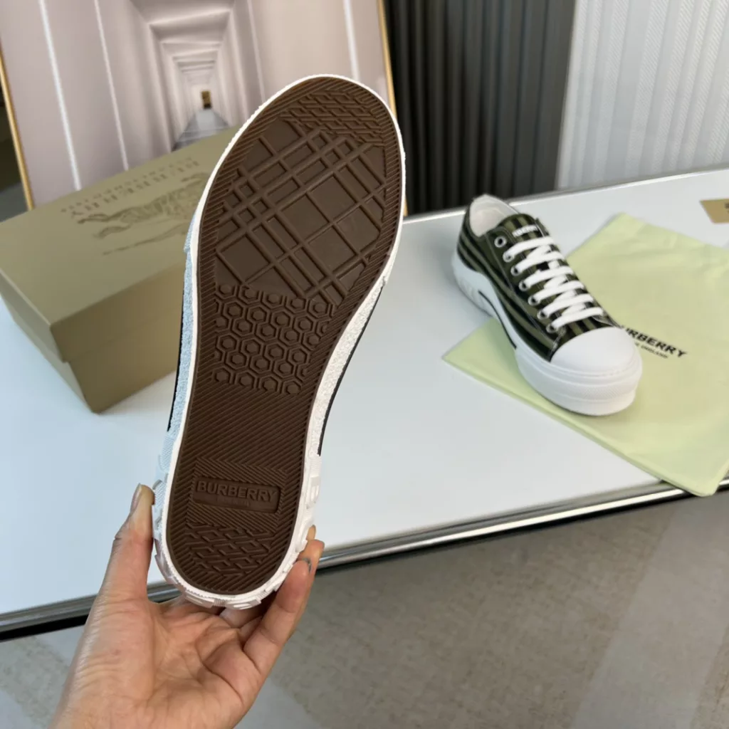 Burberry.Burberry. Classic logo print two-color cotton gabardine 💑 Couple pop casual canvas shoes 🌈<br>The outer side of the shoe is decorated with the BURBERRY monogram print logo, the outsole and the upper each occupy half of the contrasting tonal design, bringing a distinctive visual impact 💥💥💥<br>Special custom fabric upper, imported sheepskin lining, original rubber outsole<br>High-end custom version [substitute version<br>SIZE: women's 35-40. men's 39-44. (Women's 35 men's 38.45 custom-made. (No returns)