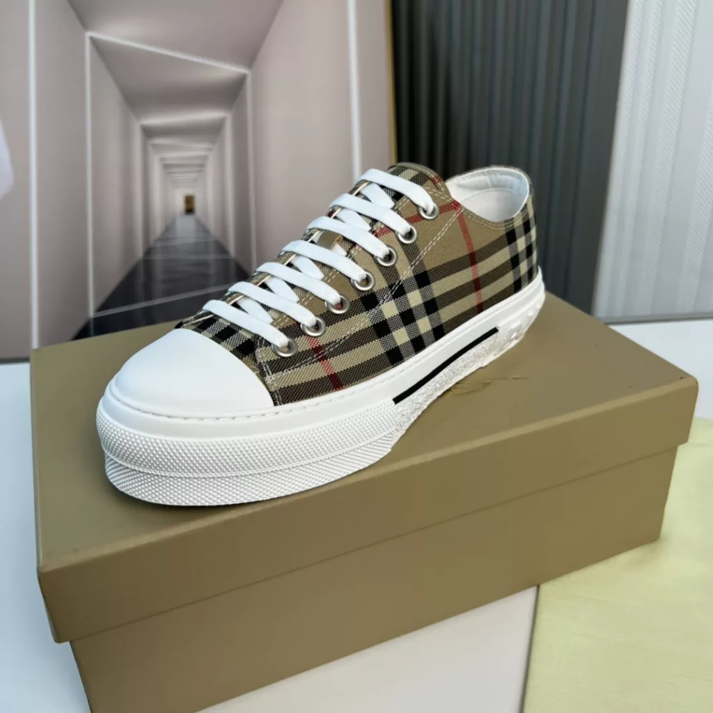 Burberry.Burberry. Classic logo print two-color cotton gabardine 💑 Couple pop casual canvas shoes 🌈<br>The outer side of the shoe is decorated with the BURBERRY monogram print logo, the outsole and the upper each occupy half of the contrasting tonal design, bringing a distinctive visual impact 💥💥💥<br>Special custom fabric upper, imported sheepskin lining, original rubber outsole<br>High-end custom version [substitute version<br>SIZE: women's 35-40. men's 39-44. (Women's 35 men's 38.45 custom-made. (No returns)