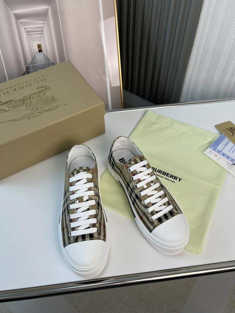 Burberry.Burberry. Classic logo print two-color cotton gabardine 💑 Couple pop casual canvas shoes 🌈<br>The outer side of the shoe is decorated with the BURBERRY monogram print logo, the outsole and the upper each occupy half of the contrasting tonal design, bringing a distinctive visual impact 💥💥💥<br>Special custom fabric upper, imported sheepskin lining, original rubber outsole<br>High-end custom version [substitute version<br>SIZE: women's 35-40. men's 39-44. (Women's 35 men's 38.45 custom-made. (No returns)