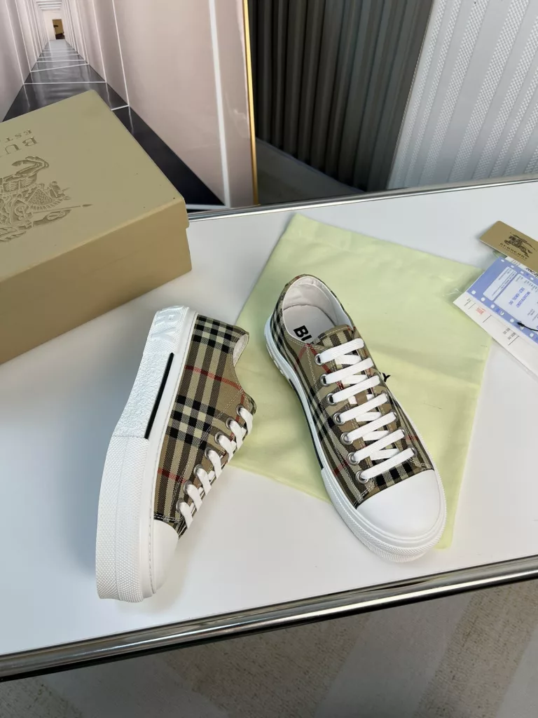 Burberry.Burberry. Classic logo print two-color cotton gabardine 💑 Couple pop casual canvas shoes 🌈<br>The outer side of the shoe is decorated with the BURBERRY monogram print logo, the outsole and the upper each occupy half of the contrasting tonal design, bringing a distinctive visual impact 💥💥💥<br>Special custom fabric upper, imported sheepskin lining, original rubber outsole<br>High-end custom version [substitute version<br>SIZE: women's 35-40. men's 39-44. (Women's 35 men's 38.45 custom-made. (No returns)