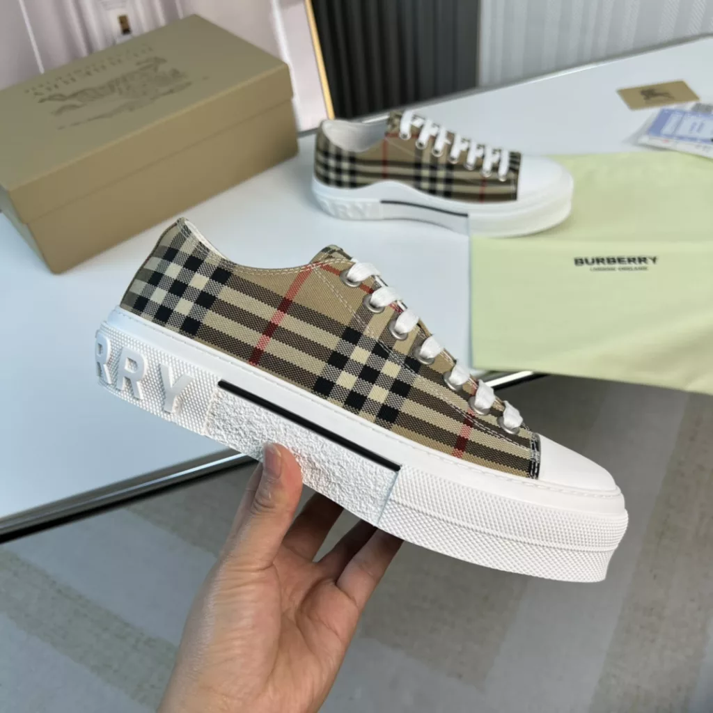 Burberry.Burberry. Classic logo print two-color cotton gabardine 💑 Couple pop casual canvas shoes 🌈<br>The outer side of the shoe is decorated with the BURBERRY monogram print logo, the outsole and the upper each occupy half of the contrasting tonal design, bringing a distinctive visual impact 💥💥💥<br>Special custom fabric upper, imported sheepskin lining, original rubber outsole<br>High-end custom version [substitute version<br>SIZE: women's 35-40. men's 39-44. (Women's 35 men's 38.45 custom-made. (No returns)