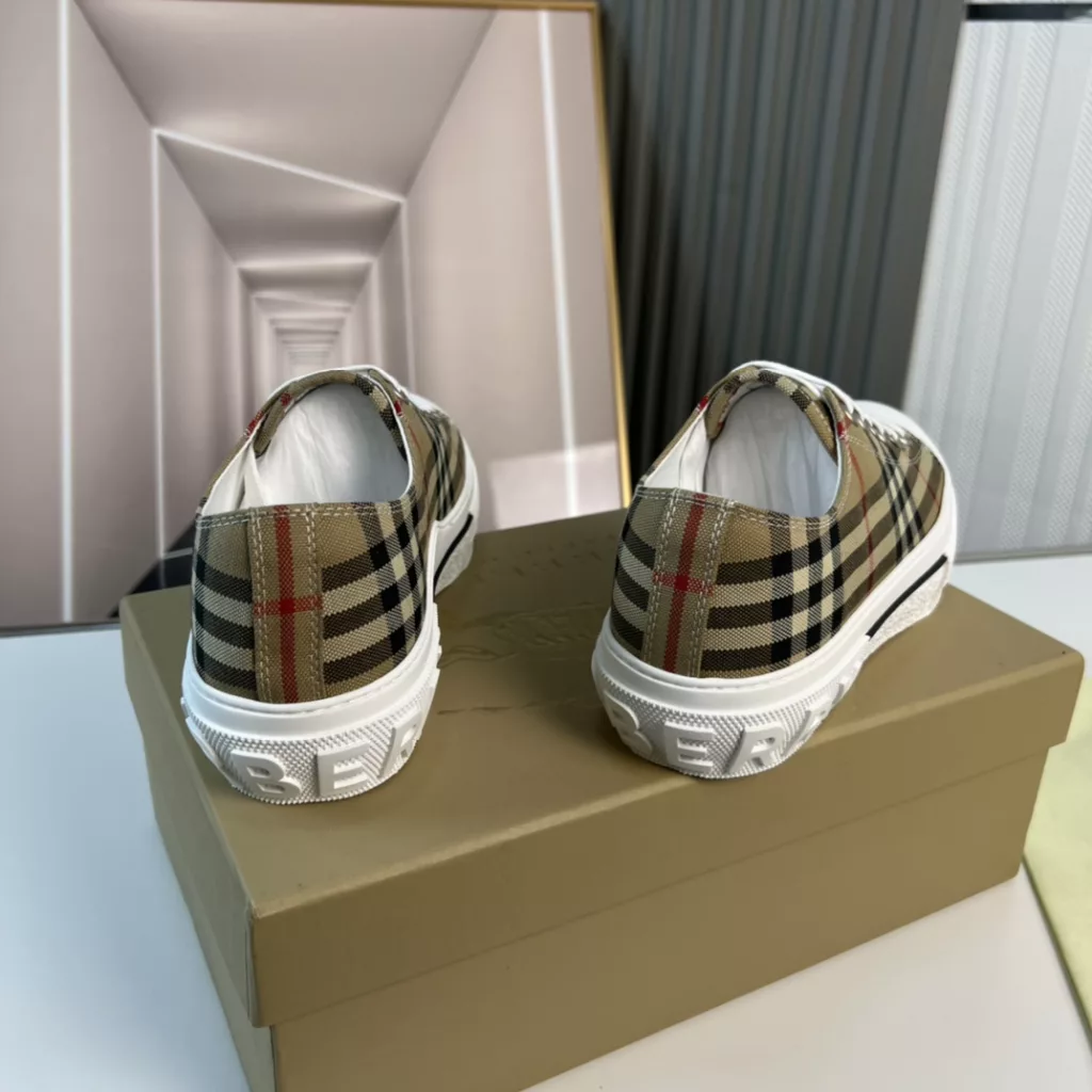 Burberry.Burberry. Classic logo print two-color cotton gabardine 💑 Couple pop casual canvas shoes 🌈<br>The outer side of the shoe is decorated with the BURBERRY monogram print logo, the outsole and the upper each occupy half of the contrasting tonal design, bringing a distinctive visual impact 💥💥💥<br>Special custom fabric upper, imported sheepskin lining, original rubber outsole<br>High-end custom version [substitute version<br>SIZE: women's 35-40. men's 39-44. (Women's 35 men's 38.45 custom-made. (No returns)