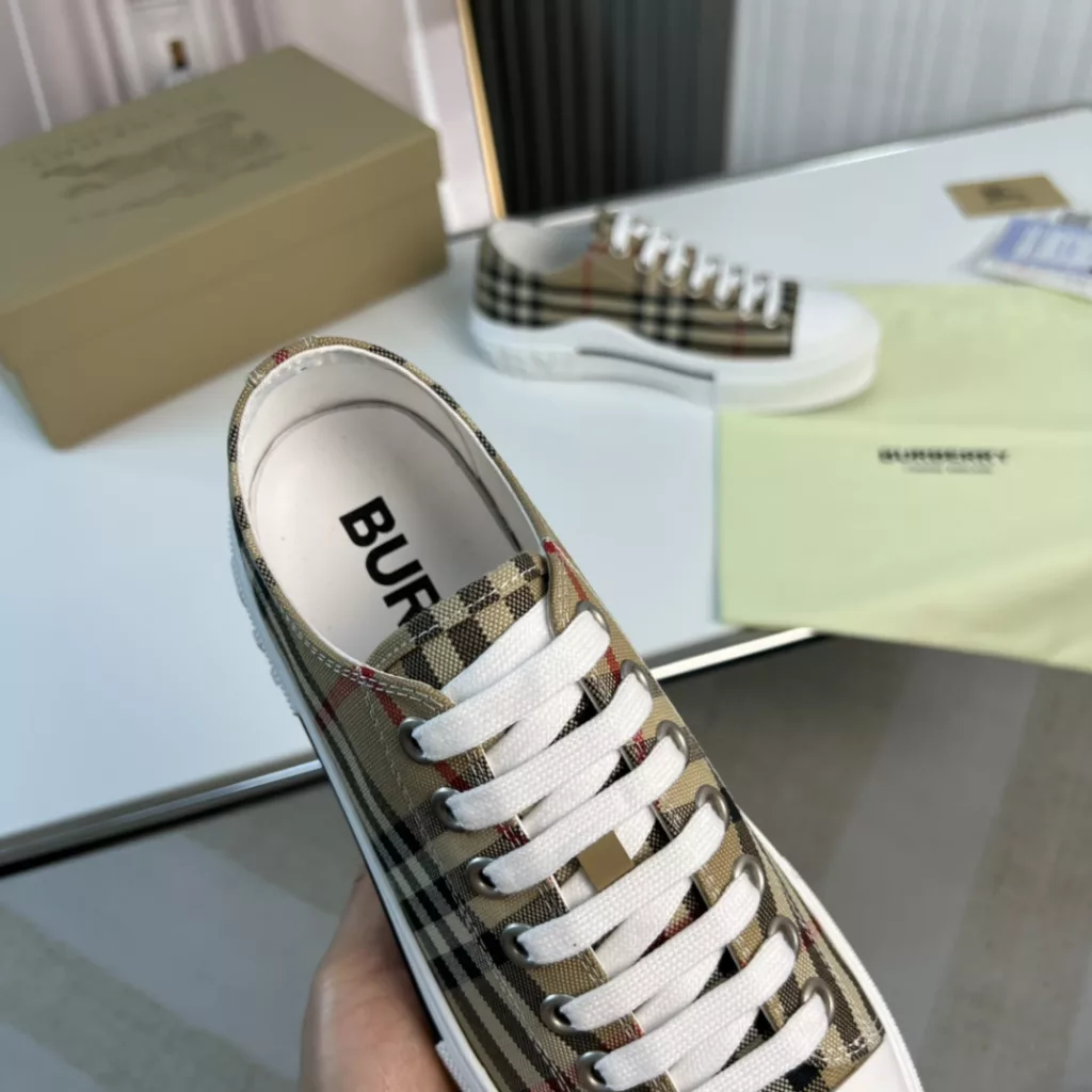 Burberry.Burberry. Classic logo print two-color cotton gabardine 💑 Couple pop casual canvas shoes 🌈<br>The outer side of the shoe is decorated with the BURBERRY monogram print logo, the outsole and the upper each occupy half of the contrasting tonal design, bringing a distinctive visual impact 💥💥💥<br>Special custom fabric upper, imported sheepskin lining, original rubber outsole<br>High-end custom version [substitute version<br>SIZE: women's 35-40. men's 39-44. (Women's 35 men's 38.45 custom-made. (No returns)