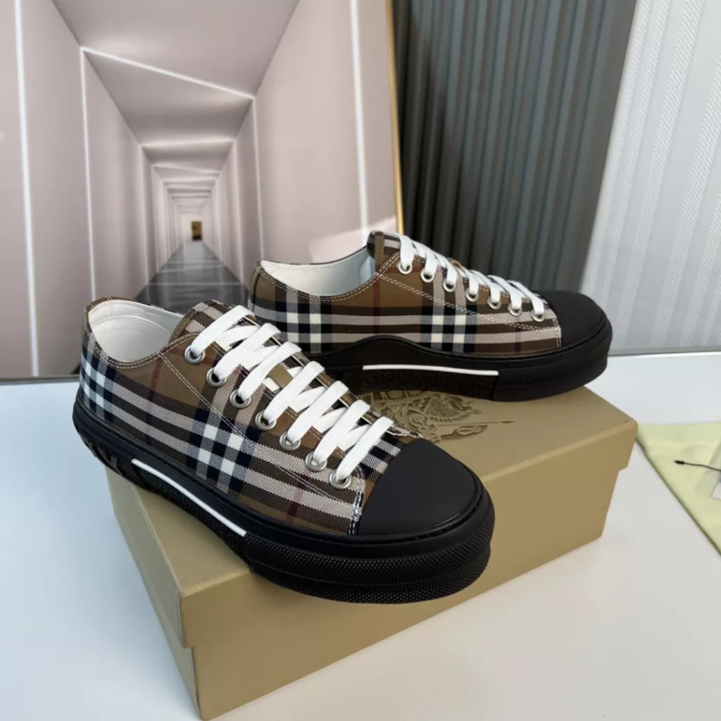 Burberry.Burberry. Classic logo print two-color cotton gabardine 💑 Couple pop casual canvas shoes 🌈<br>The outer side of the shoe is decorated with the BURBERRY monogram print logo, the outsole and the upper each occupy half of the contrasting tonal design, bringing a distinctive visual impact 💥💥💥<br>Special custom fabric upper, imported sheepskin lining, original rubber outsole<br>High-end custom version [substitute version<br>SIZE: women's 35-40. men's 39-44. (Women's 35 men's 38.45 custom-made. (No returns)