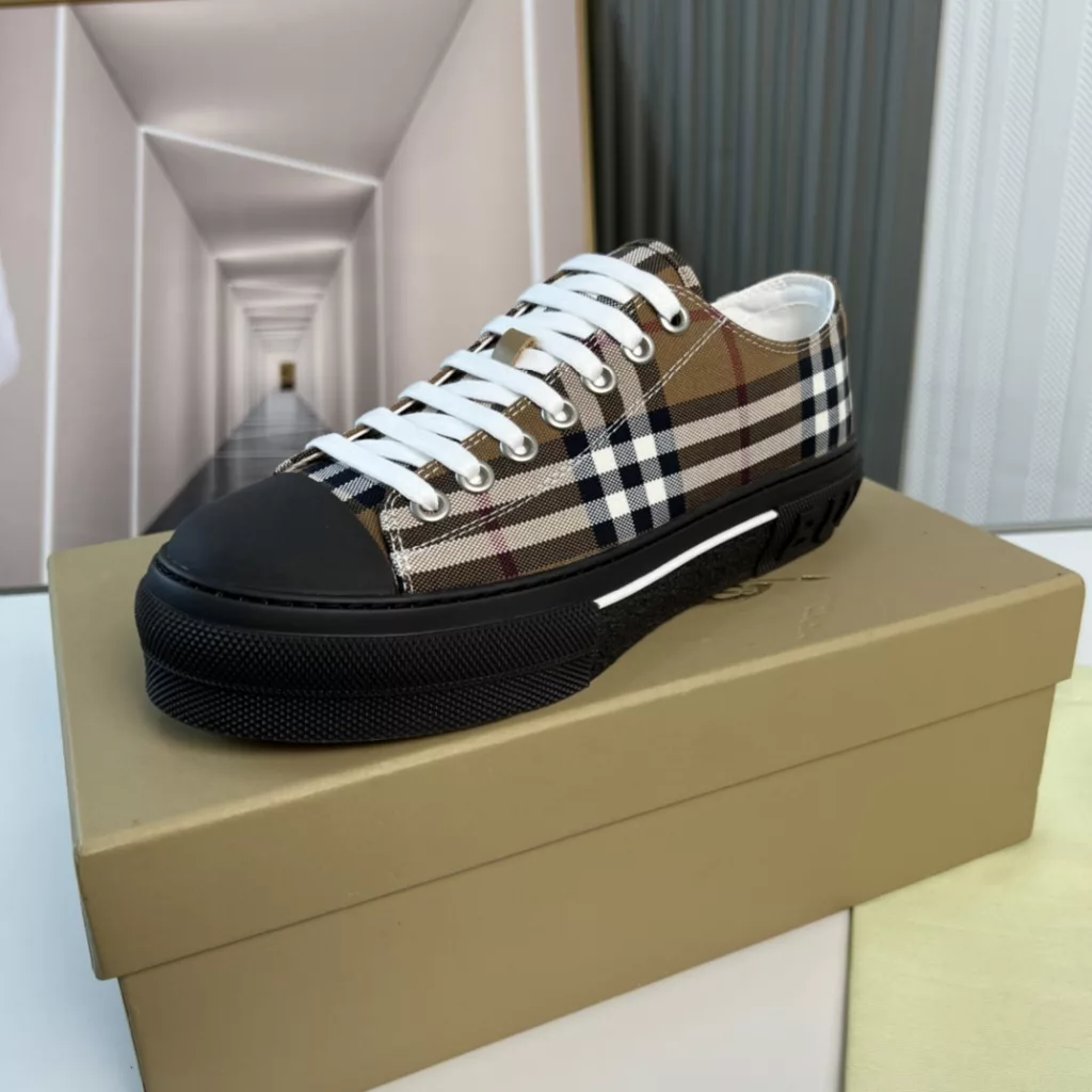 Burberry.Burberry. Classic logo print two-color cotton gabardine 💑 Couple pop casual canvas shoes 🌈<br>The outer side of the shoe is decorated with the BURBERRY monogram print logo, the outsole and the upper each occupy half of the contrasting tonal design, bringing a distinctive visual impact 💥💥💥<br>Special custom fabric upper, imported sheepskin lining, original rubber outsole<br>High-end custom version [substitute version<br>SIZE: women's 35-40. men's 39-44. (Women's 35 men's 38.45 custom-made. (No returns)