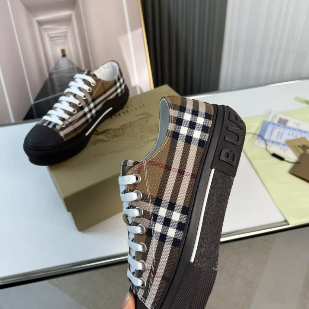 Burberry.Burberry. Classic logo print two-color cotton gabardine 💑 Couple pop casual canvas shoes 🌈<br>The outer side of the shoe is decorated with the BURBERRY monogram print logo, the outsole and the upper each occupy half of the contrasting tonal design, bringing a distinctive visual impact 💥💥💥<br>Special custom fabric upper, imported sheepskin lining, original rubber outsole<br>High-end custom version [substitute version<br>SIZE: women's 35-40. men's 39-44. (Women's 35 men's 38.45 custom-made. (No returns)