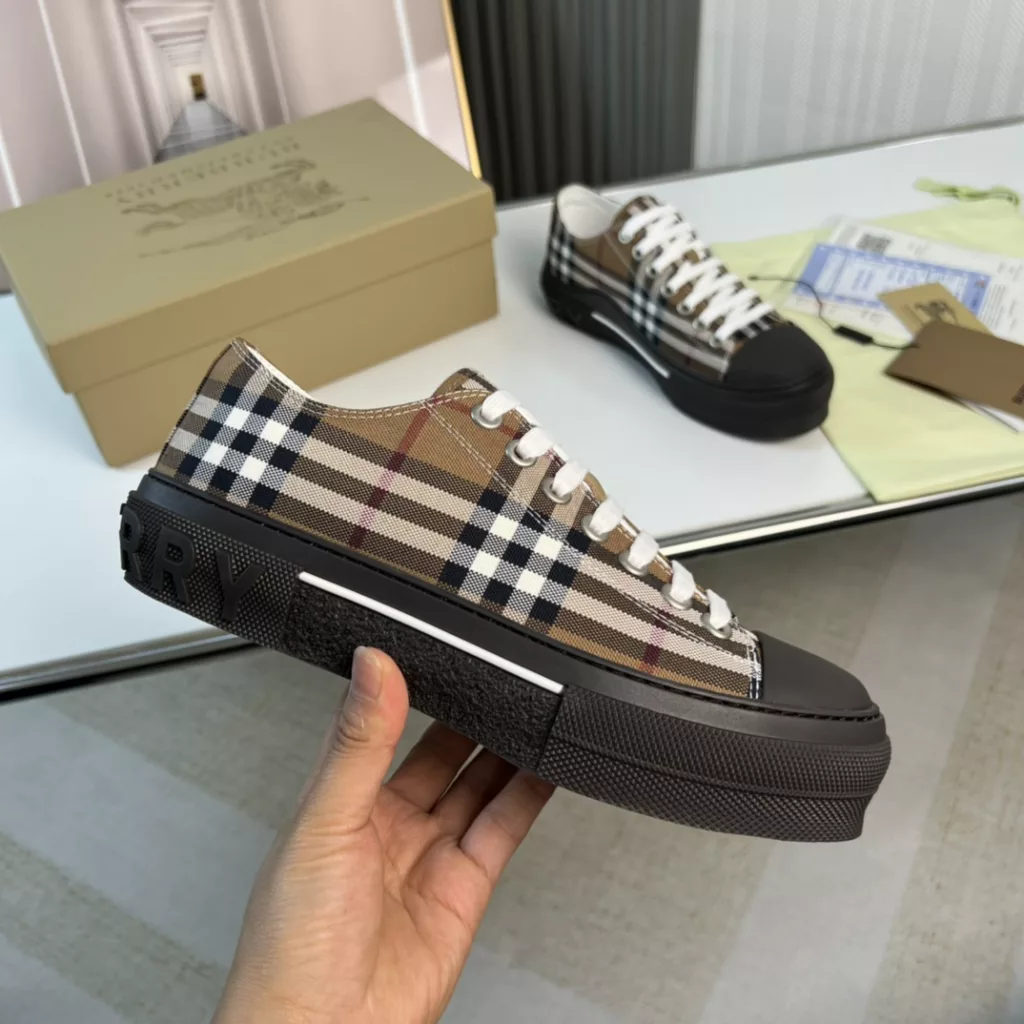 Burberry.Burberry. Classic logo print two-color cotton gabardine 💑 Couple pop casual canvas shoes 🌈<br>The outer side of the shoe is decorated with the BURBERRY monogram print logo, the outsole and the upper each occupy half of the contrasting tonal design, bringing a distinctive visual impact 💥💥💥<br>Special custom fabric upper, imported sheepskin lining, original rubber outsole<br>High-end custom version [substitute version<br>SIZE: women's 35-40. men's 39-44. (Women's 35 men's 38.45 custom-made. (No returns)