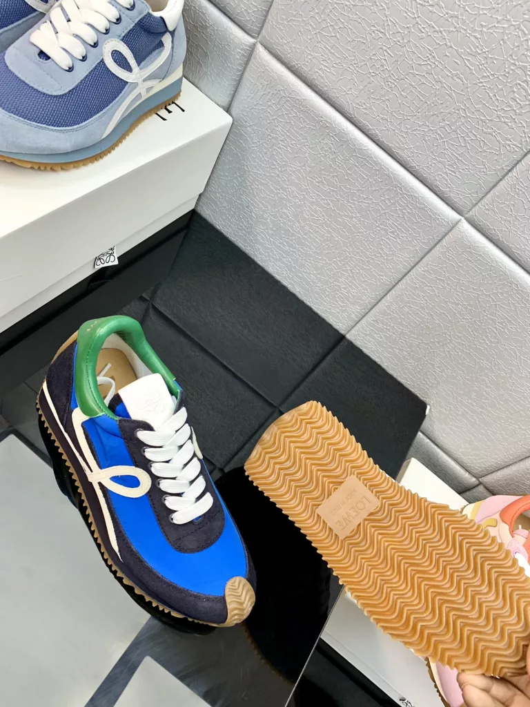 LOEWE Loewe Agam shoes 2021 early spring new casual sports shoes men and women code couple models<br>Material: suede cowhide + parachute waterproof cloth + first layer of cowhide<br>Lining: cowhide + cowhide cushion foot<br>Size: 35-44<br>Full set of packaging, counter the latest high-end flip-flop magnet box