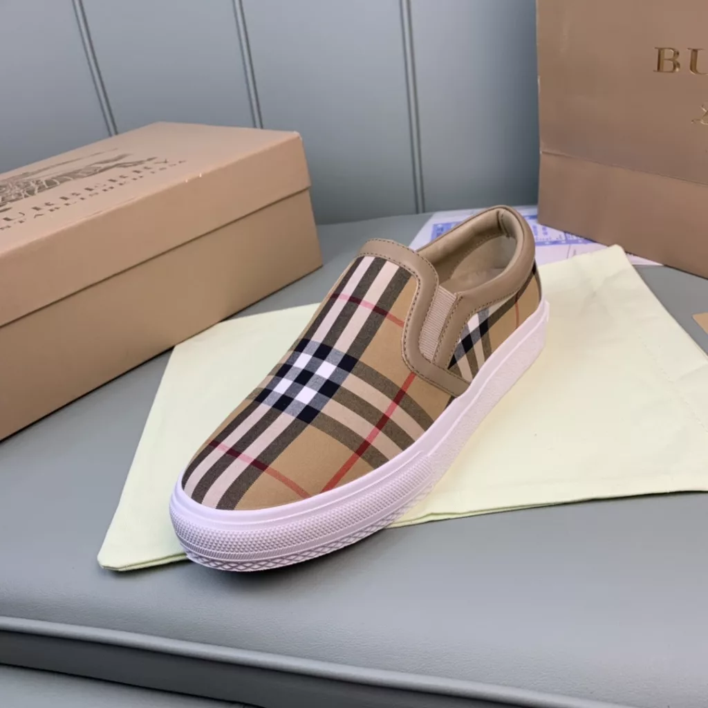 Burberry.Burberry. Classic logo print two-color cotton gabardine 💑 Couple pop casual canvas shoes 🌈<br>The outer side of the shoe is decorated with the BURBERRY monogram print logo, the outsole and the upper each occupy half of the contrasting tonal design, bringing a distinctive visual impact 💥💥💥<br>Special custom fabric upper, imported sheepskin lining, original rubber outsole<br>High-end custom version [substitute version<br>SIZE: Women's 35-40. Men's 39-44. (Men's 38.45 custom-made. (Non-returnable)