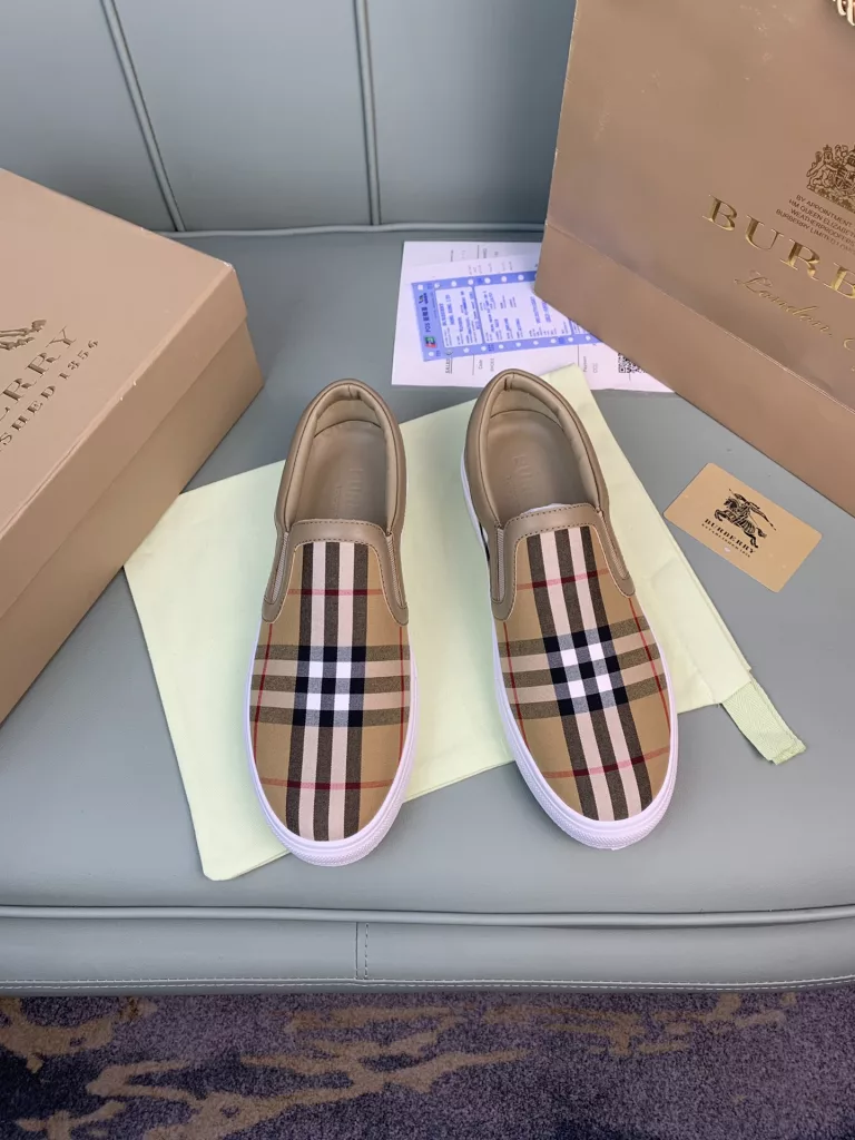 Burberry.Burberry. Classic logo print two-color cotton gabardine 💑 Couple pop casual canvas shoes 🌈<br>The outer side of the shoe is decorated with the BURBERRY monogram print logo, the outsole and the upper each occupy half of the contrasting tonal design, bringing a distinctive visual impact 💥💥💥<br>Special custom fabric upper, imported sheepskin lining, original rubber outsole<br>High-end custom version [substitute version<br>SIZE: Women's 35-40. Men's 39-44. (Men's 38.45 custom-made. (Non-returnable)