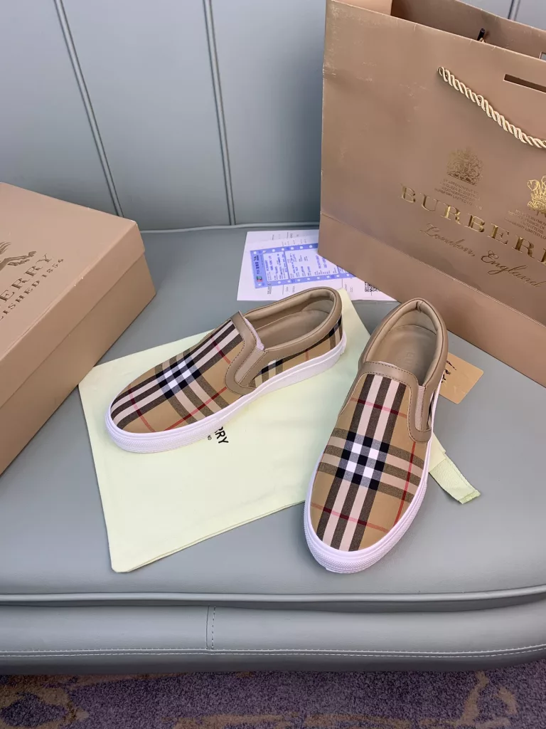 Burberry.Burberry. Classic logo print two-color cotton gabardine 💑 Couple pop casual canvas shoes 🌈<br>The outer side of the shoe is decorated with the BURBERRY monogram print logo, the outsole and the upper each occupy half of the contrasting tonal design, bringing a distinctive visual impact 💥💥💥<br>Special custom fabric upper, imported sheepskin lining, original rubber outsole<br>High-end custom version [substitute version<br>SIZE: Women's 35-40. Men's 39-44. (Men's 38.45 custom-made. (Non-returnable)