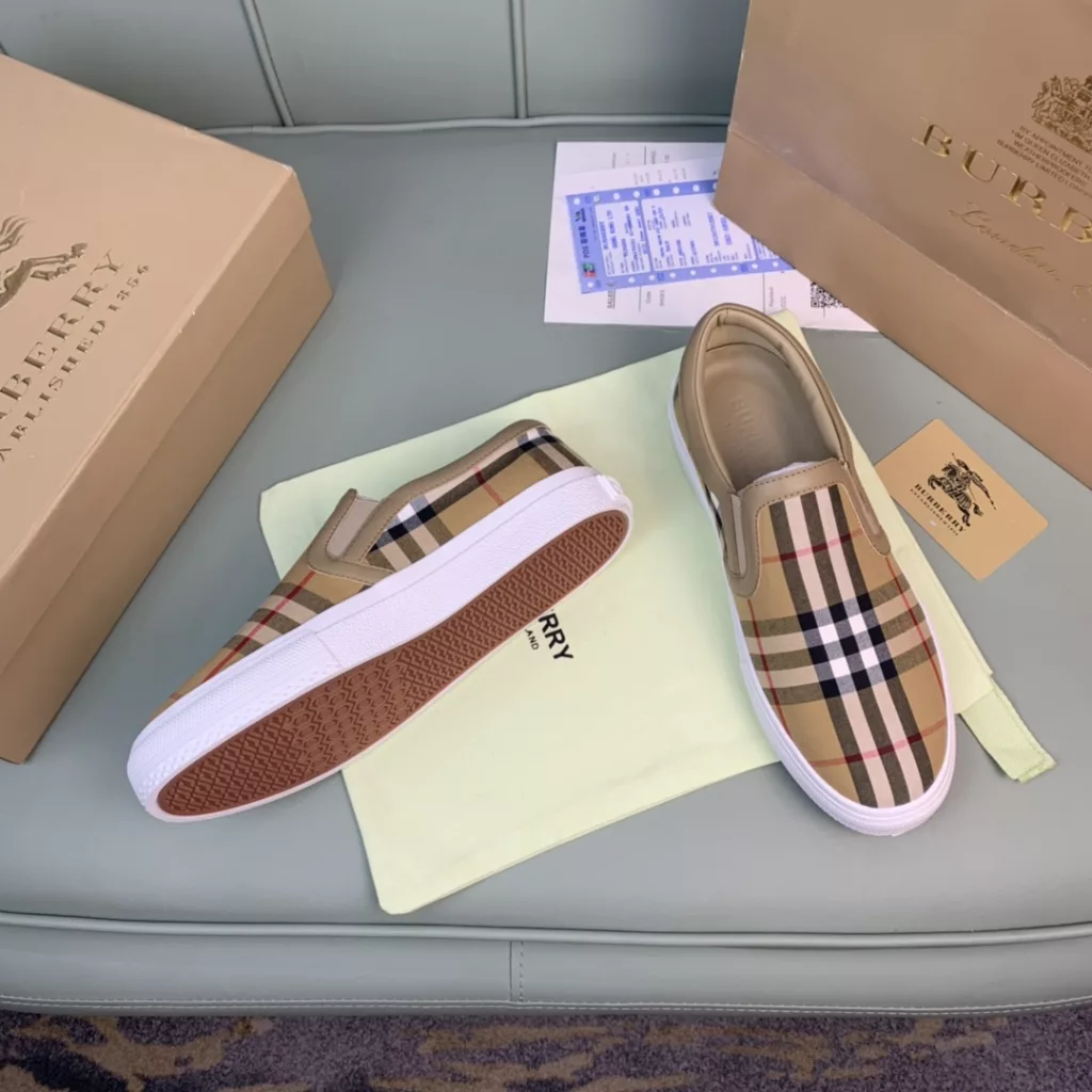 Burberry.Burberry. Classic logo print two-color cotton gabardine 💑 Couple pop casual canvas shoes 🌈<br>The outer side of the shoe is decorated with the BURBERRY monogram print logo, the outsole and the upper each occupy half of the contrasting tonal design, bringing a distinctive visual impact 💥💥💥<br>Special custom fabric upper, imported sheepskin lining, original rubber outsole<br>High-end custom version [substitute version<br>SIZE: Women's 35-40. Men's 39-44. (Men's 38.45 custom-made. (Non-returnable)