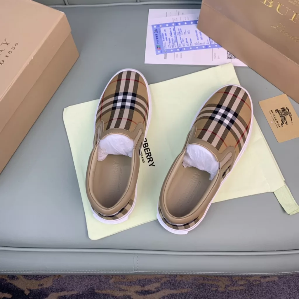 Burberry.Burberry. Classic logo print two-color cotton gabardine 💑 Couple pop casual canvas shoes 🌈<br>The outer side of the shoe is decorated with the BURBERRY monogram print logo, the outsole and the upper each occupy half of the contrasting tonal design, bringing a distinctive visual impact 💥💥💥<br>Special custom fabric upper, imported sheepskin lining, original rubber outsole<br>High-end custom version [substitute version<br>SIZE: Women's 35-40. Men's 39-44. (Men's 38.45 custom-made. (Non-returnable)