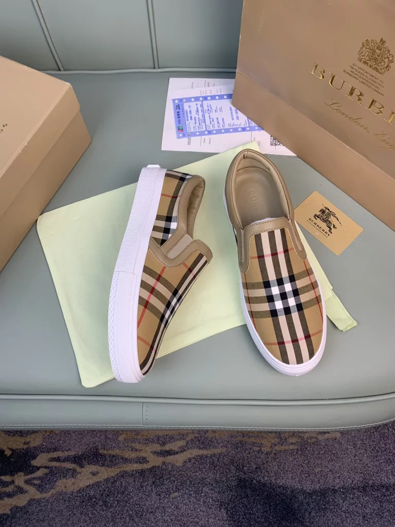 Burberry.Burberry. Classic logo print two-color cotton gabardine 💑 Couple pop casual canvas shoes 🌈<br>The outer side of the shoe is decorated with the BURBERRY monogram print logo, the outsole and the upper each occupy half of the contrasting tonal design, bringing a distinctive visual impact 💥💥💥<br>Special custom fabric upper, imported sheepskin lining, original rubber outsole<br>High-end custom version [substitute version<br>SIZE: Women's 35-40. Men's 39-44. (Men's 38.45 custom-made. (Non-returnable)