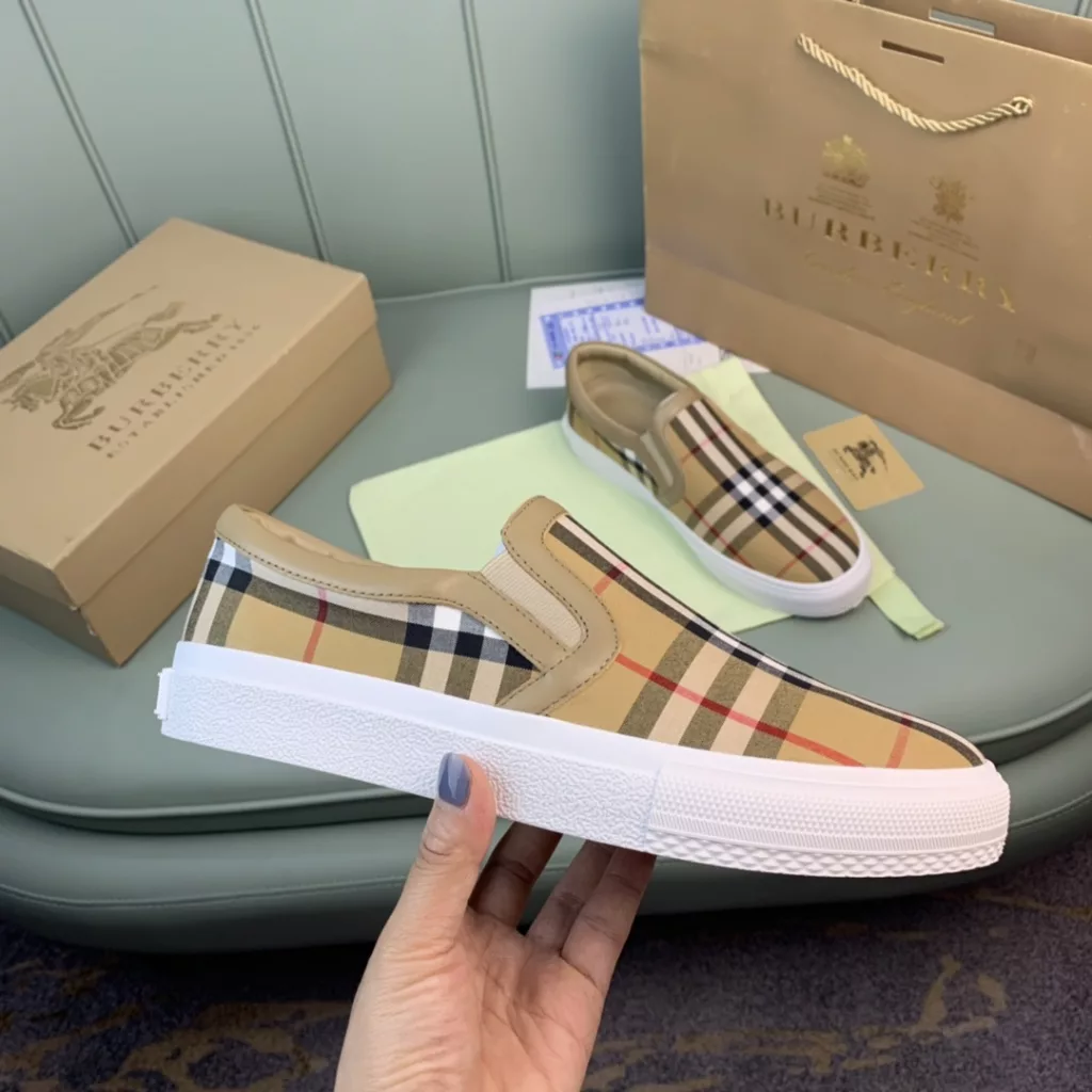 Burberry.Burberry. Classic logo print two-color cotton gabardine 💑 Couple pop casual canvas shoes 🌈<br>The outer side of the shoe is decorated with the BURBERRY monogram print logo, the outsole and the upper each occupy half of the contrasting tonal design, bringing a distinctive visual impact 💥💥💥<br>Special custom fabric upper, imported sheepskin lining, original rubber outsole<br>High-end custom version [substitute version<br>SIZE: Women's 35-40. Men's 39-44. (Men's 38.45 custom-made. (Non-returnable)