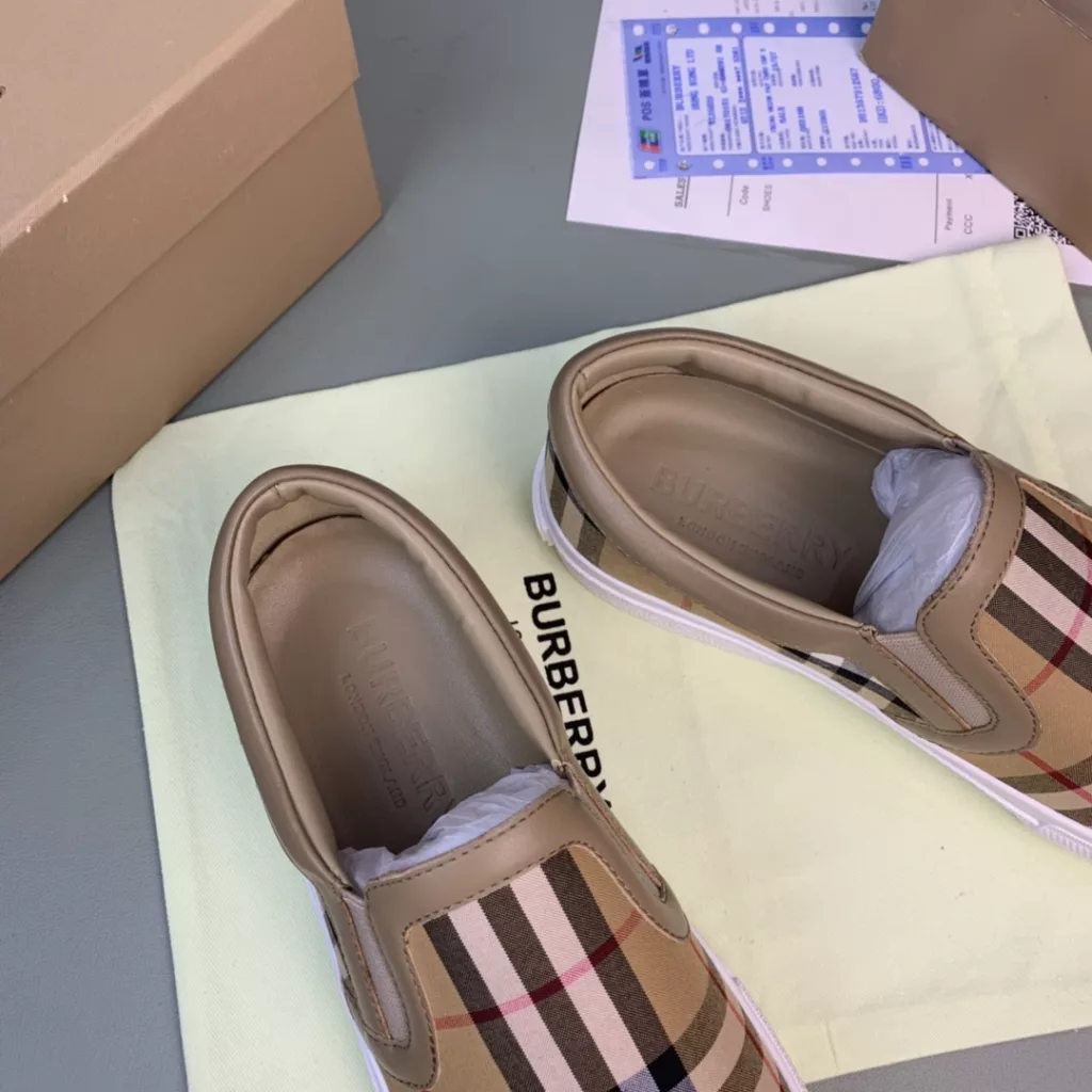 Burberry.Burberry. Classic logo print two-color cotton gabardine 💑 Couple pop casual canvas shoes 🌈<br>The outer side of the shoe is decorated with the BURBERRY monogram print logo, the outsole and the upper each occupy half of the contrasting tonal design, bringing a distinctive visual impact 💥💥💥<br>Special custom fabric upper, imported sheepskin lining, original rubber outsole<br>High-end custom version [substitute version<br>SIZE: Women's 35-40. Men's 39-44. (Men's 38.45 custom-made. (Non-returnable)