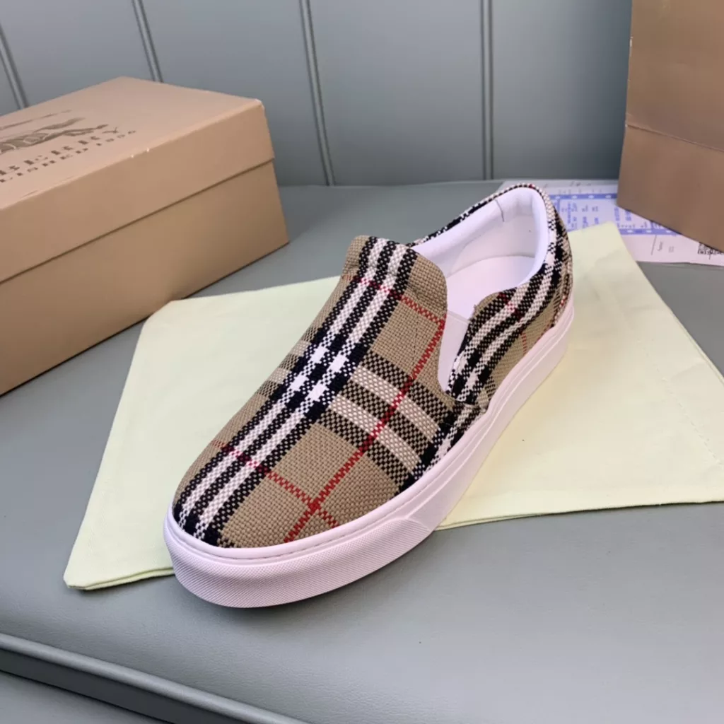 Burberry.Burberry. Classic logo print two-color cotton gabardine 💑 Couple pop casual canvas shoes 🌈<br>The outer side of the shoe is decorated with the BURBERRY monogram print logo, the outsole and the upper each occupy half of the contrasting tonal design, bringing a distinctive visual impact 💥💥💥<br>Special custom fabric upper, imported sheepskin lining, original rubber outsole<br>High-end custom version [substitute version<br>SIZE: Women's 35-40. Men's 39-44. (Men's 38.45 custom-made. (Non-returnable)