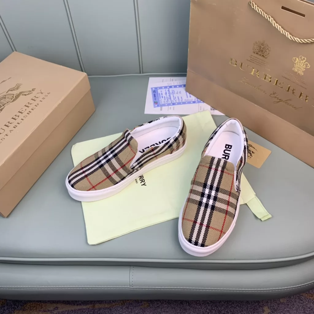 Burberry.Burberry. Classic logo print two-color cotton gabardine 💑 Couple pop casual canvas shoes 🌈<br>The outer side of the shoe is decorated with the BURBERRY monogram print logo, the outsole and the upper each occupy half of the contrasting tonal design, bringing a distinctive visual impact 💥💥💥<br>Special custom fabric upper, imported sheepskin lining, original rubber outsole<br>High-end custom version [substitute version<br>SIZE: Women's 35-40. Men's 39-44. (Men's 38.45 custom-made. (Non-returnable)