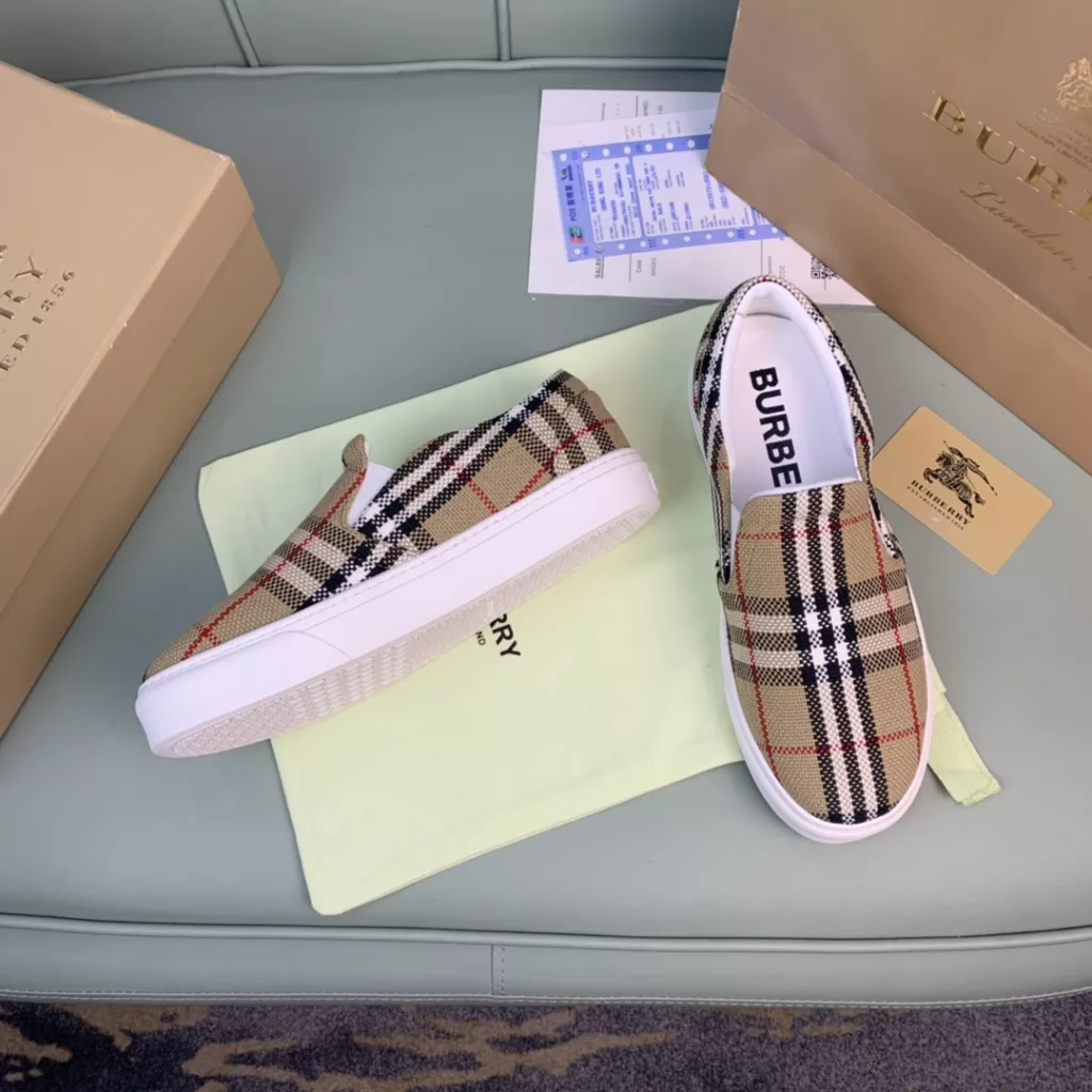 Burberry.Burberry. Classic logo print two-color cotton gabardine 💑 Couple pop casual canvas shoes 🌈<br>The outer side of the shoe is decorated with the BURBERRY monogram print logo, the outsole and the upper each occupy half of the contrasting tonal design, bringing a distinctive visual impact 💥💥💥<br>Special custom fabric upper, imported sheepskin lining, original rubber outsole<br>High-end custom version [substitute version<br>SIZE: Women's 35-40. Men's 39-44. (Men's 38.45 custom-made. (Non-returnable)