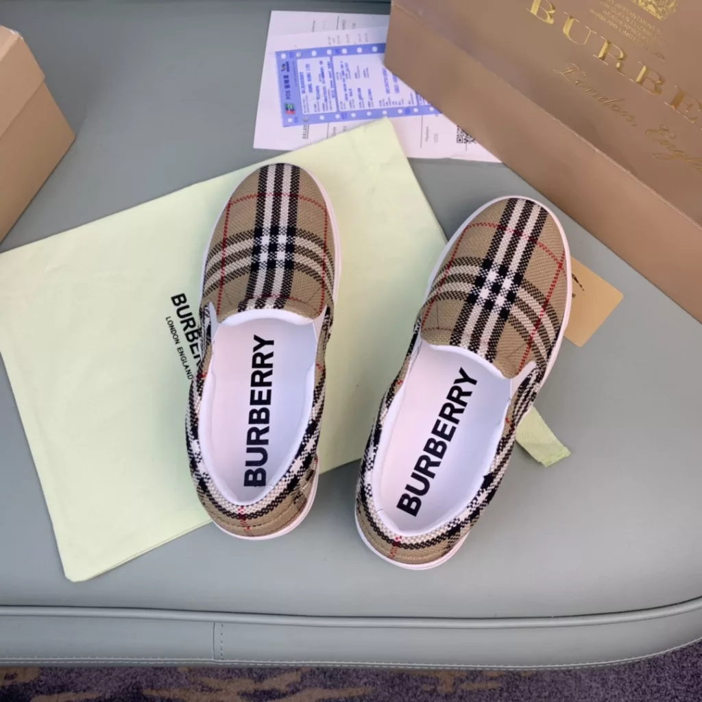 Burberry.Burberry. Classic logo print two-color cotton gabardine 💑 Couple pop casual canvas shoes 🌈<br>The outer side of the shoe is decorated with the BURBERRY monogram print logo, the outsole and the upper each occupy half of the contrasting tonal design, bringing a distinctive visual impact 💥💥💥<br>Special custom fabric upper, imported sheepskin lining, original rubber outsole<br>High-end custom version [substitute version<br>SIZE: Women's 35-40. Men's 39-44. (Men's 38.45 custom-made. (Non-returnable)