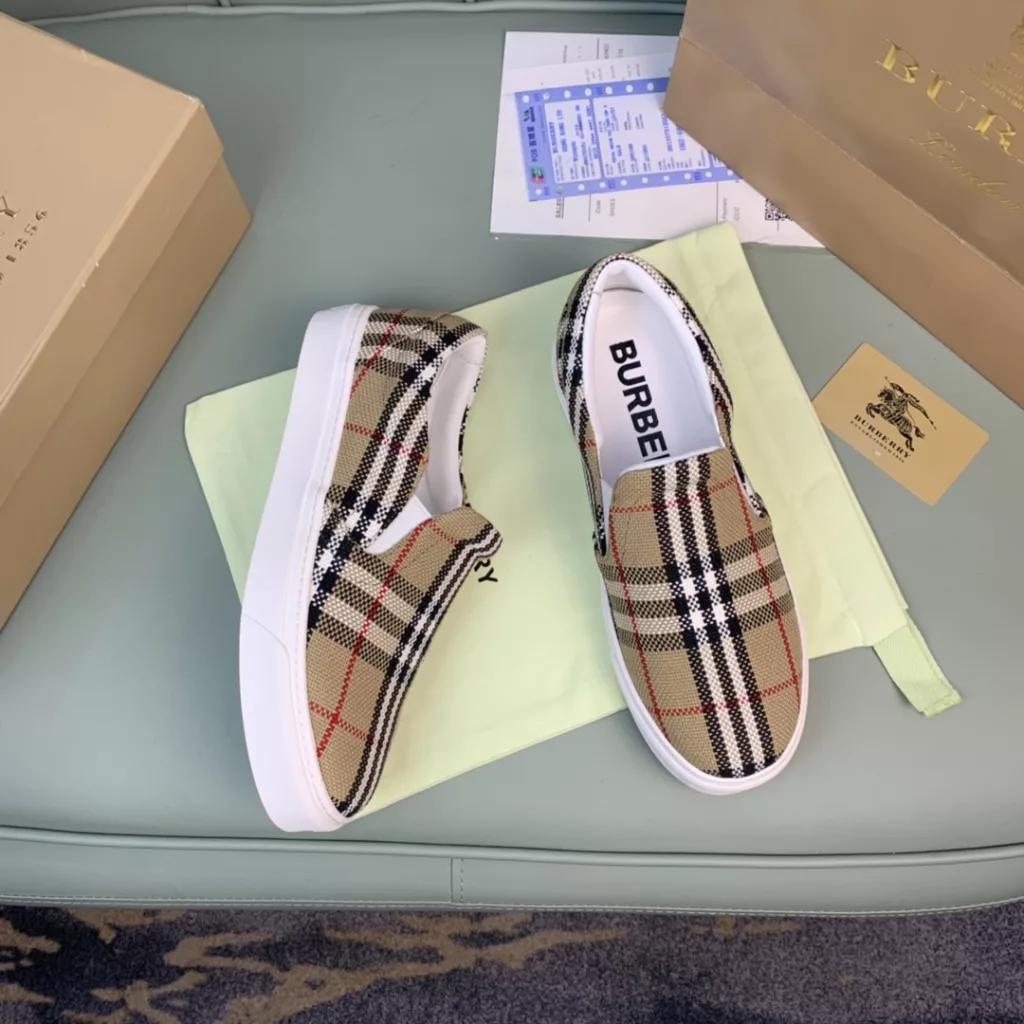 Burberry.Burberry. Classic logo print two-color cotton gabardine 💑 Couple pop casual canvas shoes 🌈<br>The outer side of the shoe is decorated with the BURBERRY monogram print logo, the outsole and the upper each occupy half of the contrasting tonal design, bringing a distinctive visual impact 💥💥💥<br>Special custom fabric upper, imported sheepskin lining, original rubber outsole<br>High-end custom version [substitute version<br>SIZE: Women's 35-40. Men's 39-44. (Men's 38.45 custom-made. (Non-returnable)