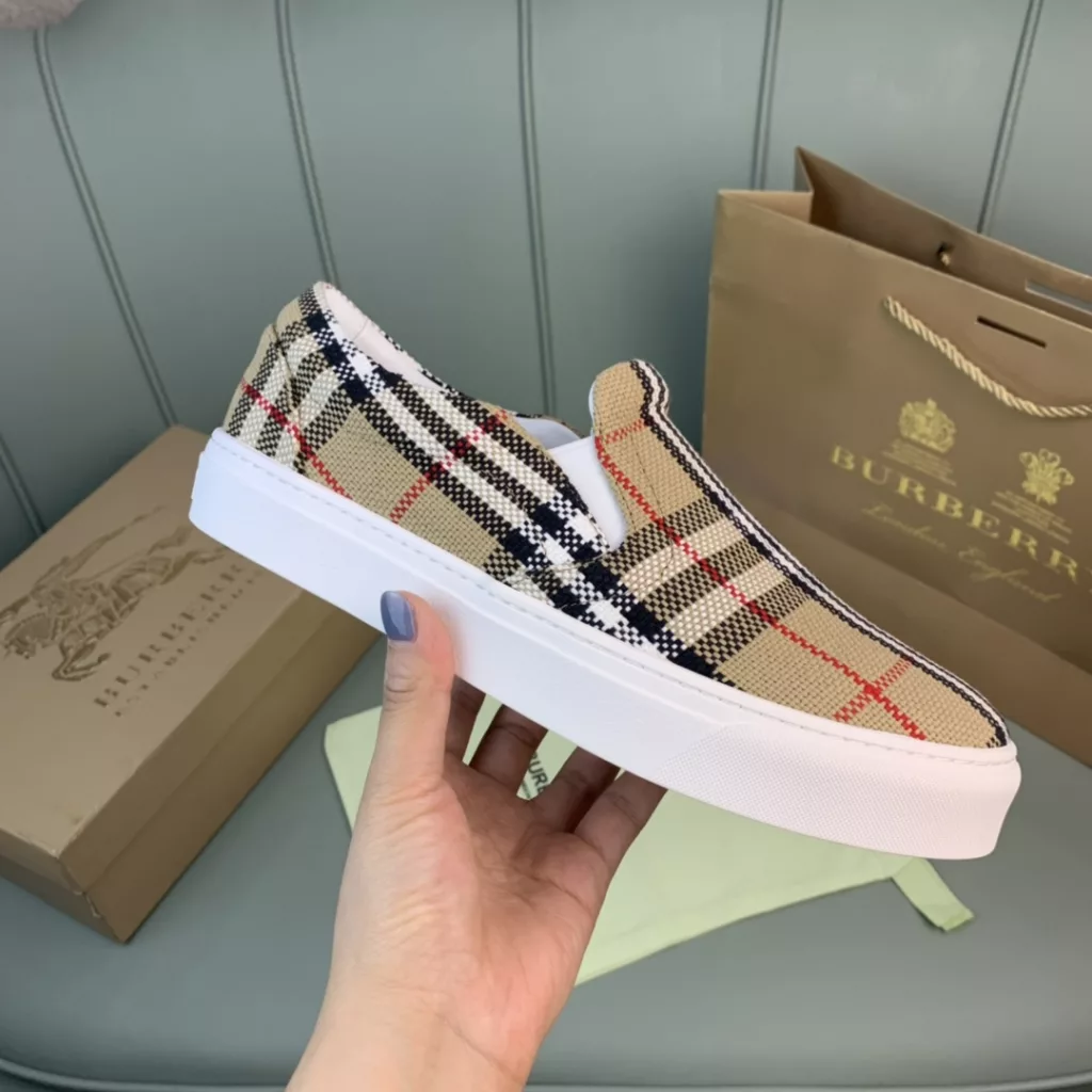 Burberry.Burberry. Classic logo print two-color cotton gabardine 💑 Couple pop casual canvas shoes 🌈<br>The outer side of the shoe is decorated with the BURBERRY monogram print logo, the outsole and the upper each occupy half of the contrasting tonal design, bringing a distinctive visual impact 💥💥💥<br>Special custom fabric upper, imported sheepskin lining, original rubber outsole<br>High-end custom version [substitute version<br>SIZE: Women's 35-40. Men's 39-44. (Men's 38.45 custom-made. (Non-returnable)