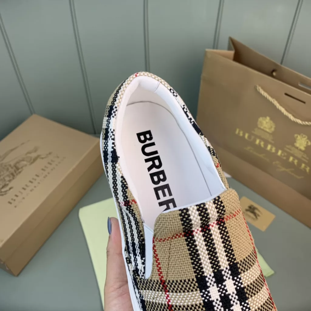 Burberry.Burberry. Classic logo print two-color cotton gabardine 💑 Couple pop casual canvas shoes 🌈<br>The outer side of the shoe is decorated with the BURBERRY monogram print logo, the outsole and the upper each occupy half of the contrasting tonal design, bringing a distinctive visual impact 💥💥💥<br>Special custom fabric upper, imported sheepskin lining, original rubber outsole<br>High-end custom version [substitute version<br>SIZE: Women's 35-40. Men's 39-44. (Men's 38.45 custom-made. (Non-returnable)