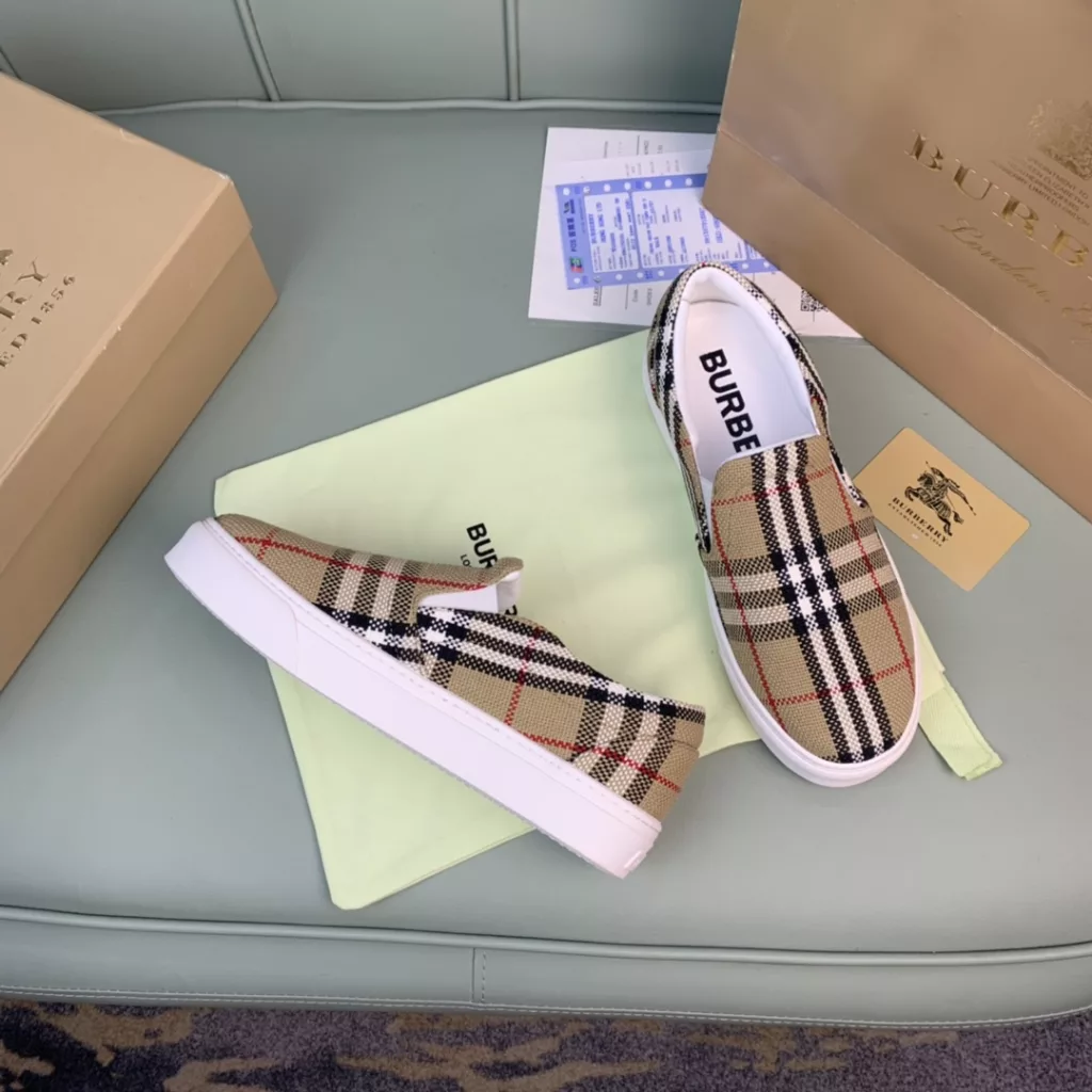 Burberry.Burberry. Classic logo print two-color cotton gabardine 💑 Couple pop casual canvas shoes 🌈<br>The outer side of the shoe is decorated with the BURBERRY monogram print logo, the outsole and the upper each occupy half of the contrasting tonal design, bringing a distinctive visual impact 💥💥💥<br>Special custom fabric upper, imported sheepskin lining, original rubber outsole<br>High-end custom version [substitute version<br>SIZE: Women's 35-40. Men's 39-44. (Men's 38.45 custom-made. (Non-returnable)