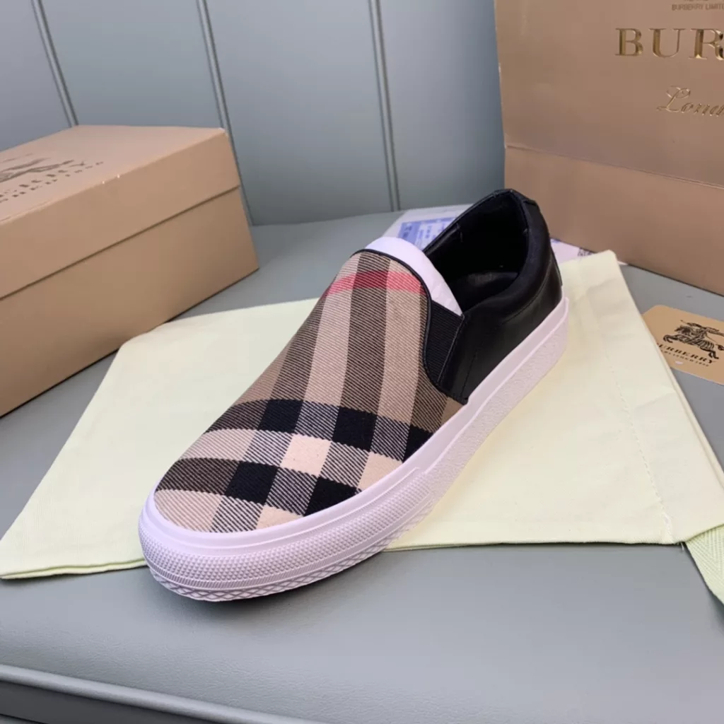 Burberry.Burberry. Classic logo print two-color cotton gabardine 💑 Couple pop casual canvas shoes 🌈<br>The outer side of the shoe is decorated with the BURBERRY monogram print logo, the outsole and the upper each occupy half of the contrasting tonal design, bringing a distinctive visual impact 💥💥💥<br>Special custom fabric upper, imported sheepskin lining, original rubber outsole<br>High-end custom version [substitute version<br>SIZE: Women's 35-40. Men's 39-44. (Men's 38.45 custom-made. (Non-returnable)