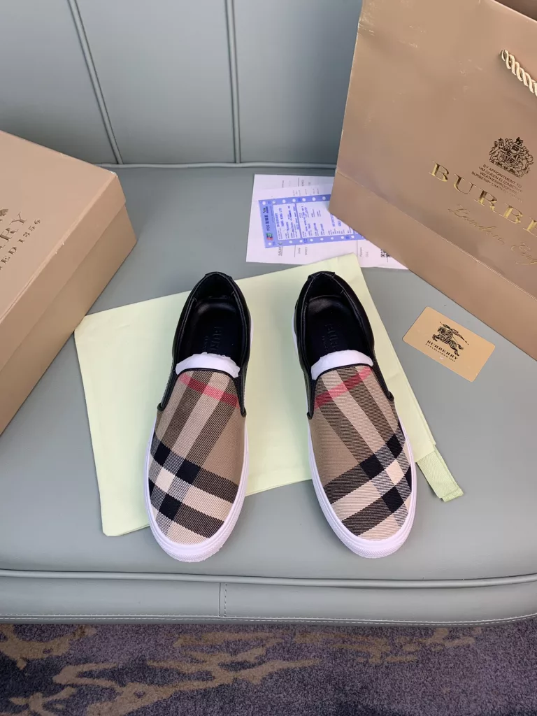 Burberry.Burberry. Classic logo print two-color cotton gabardine 💑 Couple pop casual canvas shoes 🌈<br>The outer side of the shoe is decorated with the BURBERRY monogram print logo, the outsole and the upper each occupy half of the contrasting tonal design, bringing a distinctive visual impact 💥💥💥<br>Special custom fabric upper, imported sheepskin lining, original rubber outsole<br>High-end custom version [substitute version<br>SIZE: Women's 35-40. Men's 39-44. (Men's 38.45 custom-made. (Non-returnable)