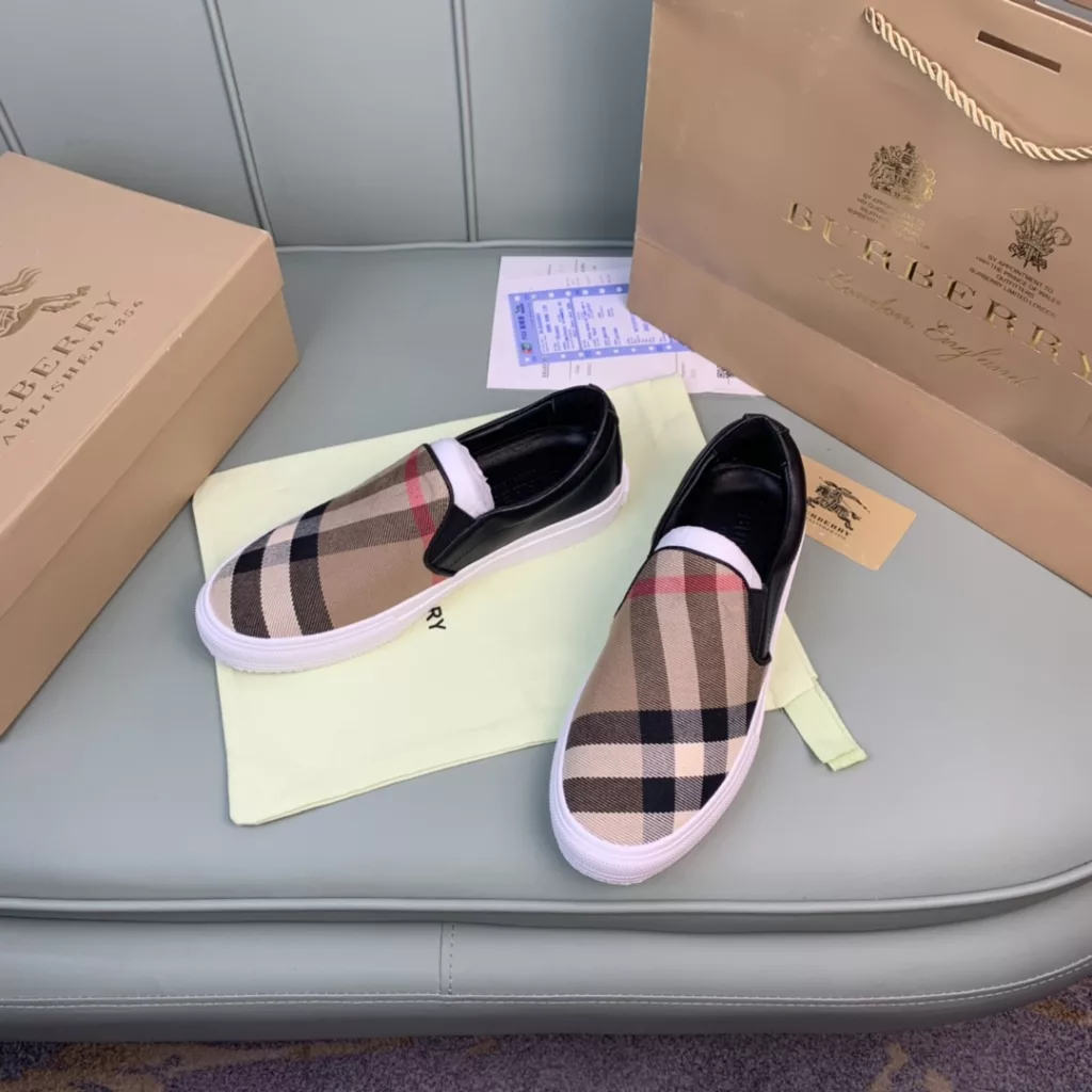 Burberry.Burberry. Classic logo print two-color cotton gabardine 💑 Couple pop casual canvas shoes 🌈<br>The outer side of the shoe is decorated with the BURBERRY monogram print logo, the outsole and the upper each occupy half of the contrasting tonal design, bringing a distinctive visual impact 💥💥💥<br>Special custom fabric upper, imported sheepskin lining, original rubber outsole<br>High-end custom version [substitute version<br>SIZE: Women's 35-40. Men's 39-44. (Men's 38.45 custom-made. (Non-returnable)