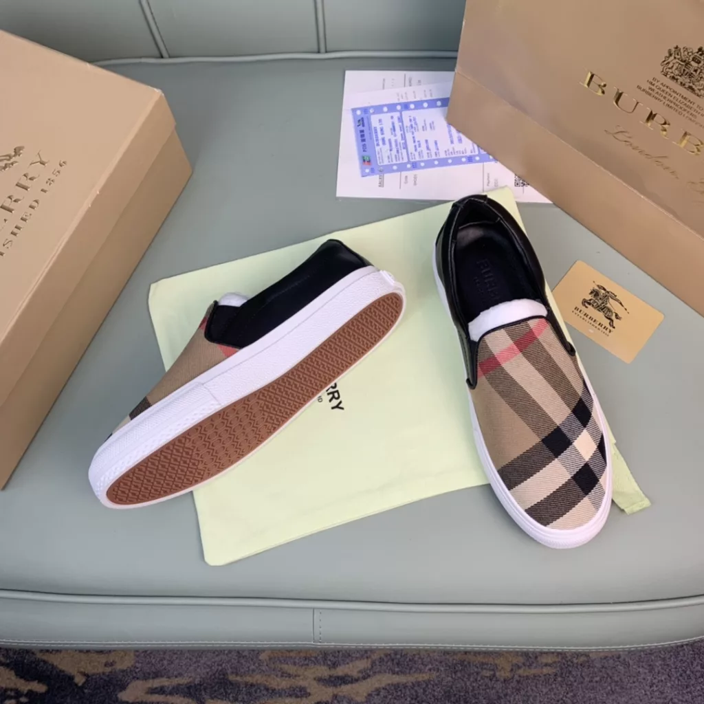 Burberry.Burberry. Classic logo print two-color cotton gabardine 💑 Couple pop casual canvas shoes 🌈<br>The outer side of the shoe is decorated with the BURBERRY monogram print logo, the outsole and the upper each occupy half of the contrasting tonal design, bringing a distinctive visual impact 💥💥💥<br>Special custom fabric upper, imported sheepskin lining, original rubber outsole<br>High-end custom version [substitute version<br>SIZE: Women's 35-40. Men's 39-44. (Men's 38.45 custom-made. (Non-returnable)