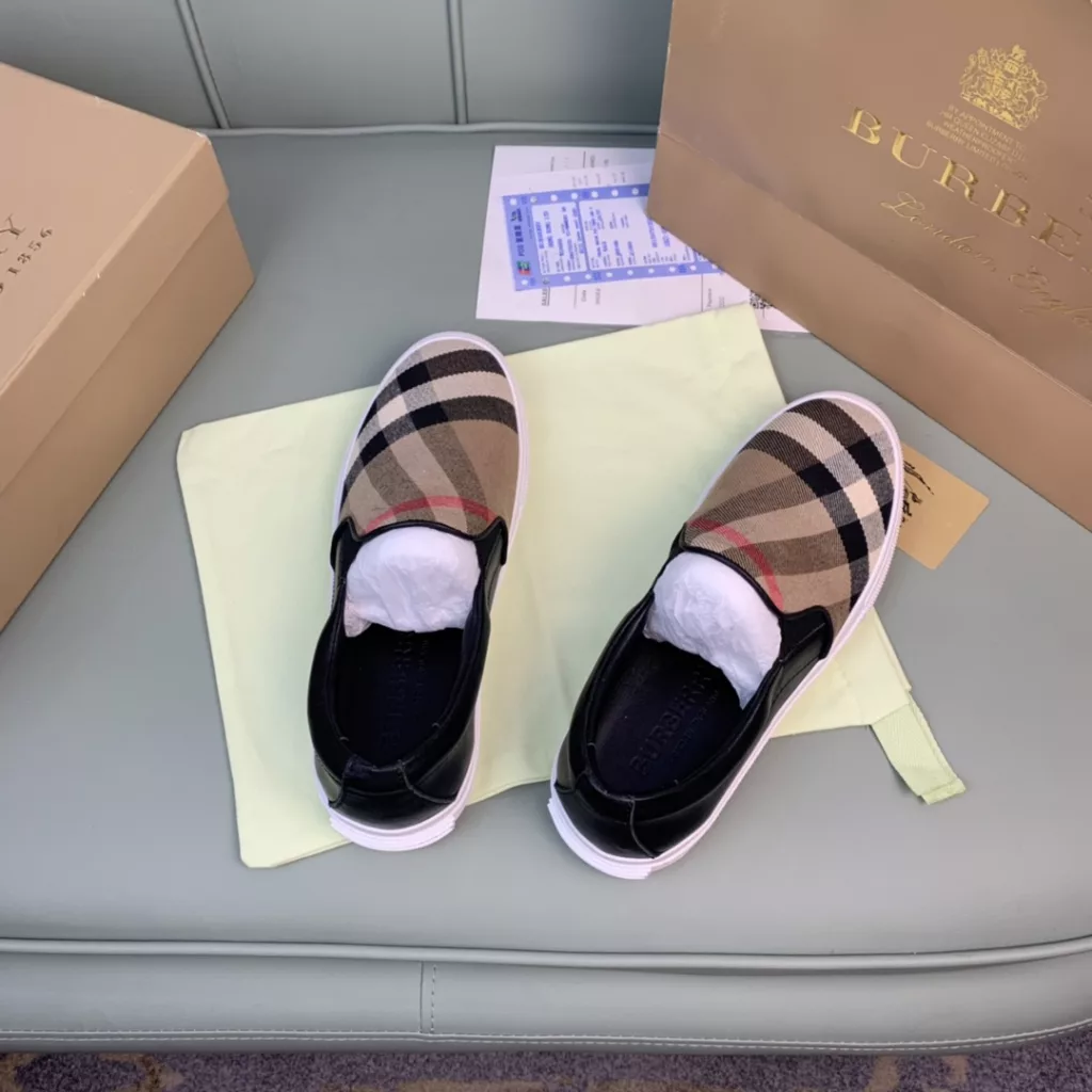 Burberry.Burberry. Classic logo print two-color cotton gabardine 💑 Couple pop casual canvas shoes 🌈<br>The outer side of the shoe is decorated with the BURBERRY monogram print logo, the outsole and the upper each occupy half of the contrasting tonal design, bringing a distinctive visual impact 💥💥💥<br>Special custom fabric upper, imported sheepskin lining, original rubber outsole<br>High-end custom version [substitute version<br>SIZE: Women's 35-40. Men's 39-44. (Men's 38.45 custom-made. (Non-returnable)