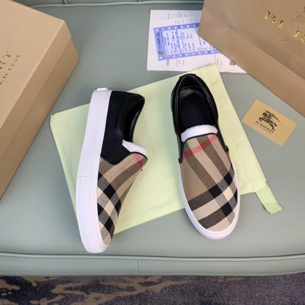 Burberry.Burberry. Classic logo print two-color cotton gabardine 💑 Couple pop casual canvas shoes 🌈<br>The outer side of the shoe is decorated with the BURBERRY monogram print logo, the outsole and the upper each occupy half of the contrasting tonal design, bringing a distinctive visual impact 💥💥💥<br>Special custom fabric upper, imported sheepskin lining, original rubber outsole<br>High-end custom version [substitute version<br>SIZE: Women's 35-40. Men's 39-44. (Men's 38.45 custom-made. (Non-returnable)