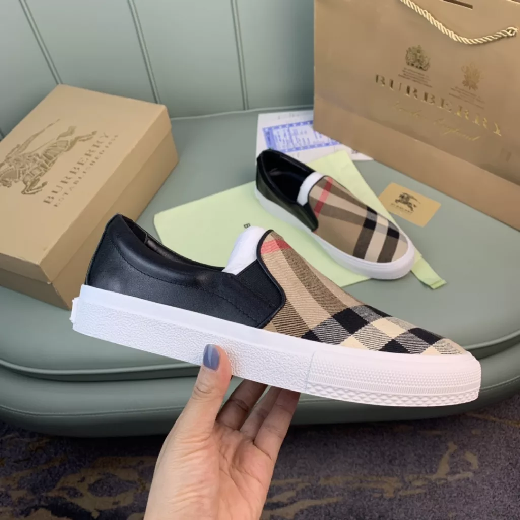 Burberry.Burberry. Classic logo print two-color cotton gabardine 💑 Couple pop casual canvas shoes 🌈<br>The outer side of the shoe is decorated with the BURBERRY monogram print logo, the outsole and the upper each occupy half of the contrasting tonal design, bringing a distinctive visual impact 💥💥💥<br>Special custom fabric upper, imported sheepskin lining, original rubber outsole<br>High-end custom version [substitute version<br>SIZE: Women's 35-40. Men's 39-44. (Men's 38.45 custom-made. (Non-returnable)