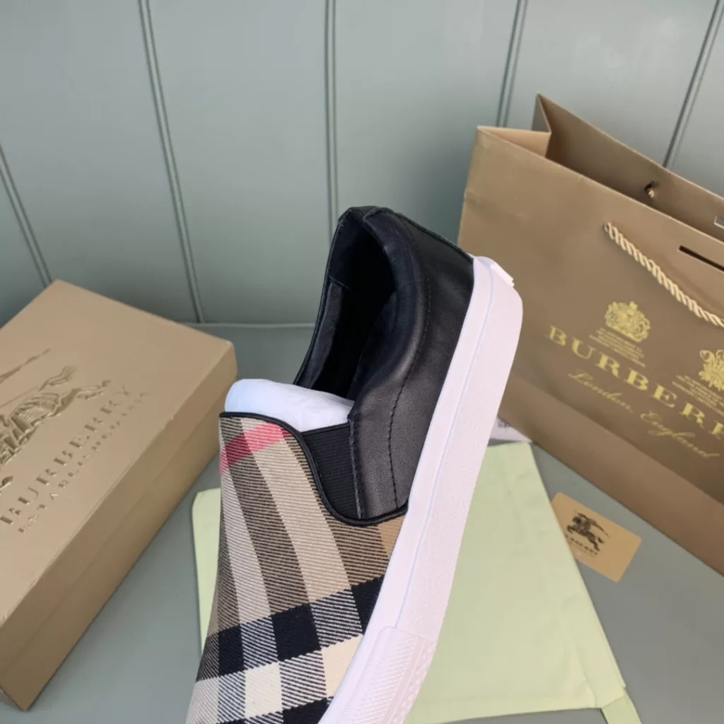 Burberry.Burberry. Classic logo print two-color cotton gabardine 💑 Couple pop casual canvas shoes 🌈<br>The outer side of the shoe is decorated with the BURBERRY monogram print logo, the outsole and the upper each occupy half of the contrasting tonal design, bringing a distinctive visual impact 💥💥💥<br>Special custom fabric upper, imported sheepskin lining, original rubber outsole<br>High-end custom version [substitute version<br>SIZE: Women's 35-40. Men's 39-44. (Men's 38.45 custom-made. (Non-returnable)