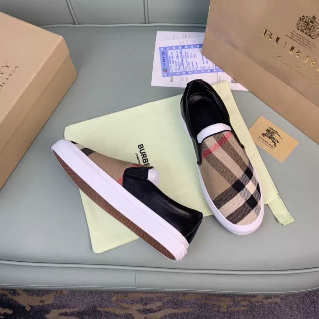 Burberry.Burberry. Classic logo print two-color cotton gabardine 💑 Couple pop casual canvas shoes 🌈<br>The outer side of the shoe is decorated with the BURBERRY monogram print logo, the outsole and the upper each occupy half of the contrasting tonal design, bringing a distinctive visual impact 💥💥💥<br>Special custom fabric upper, imported sheepskin lining, original rubber outsole<br>High-end custom version [substitute version<br>SIZE: Women's 35-40. Men's 39-44. (Men's 38.45 custom-made. (Non-returnable)